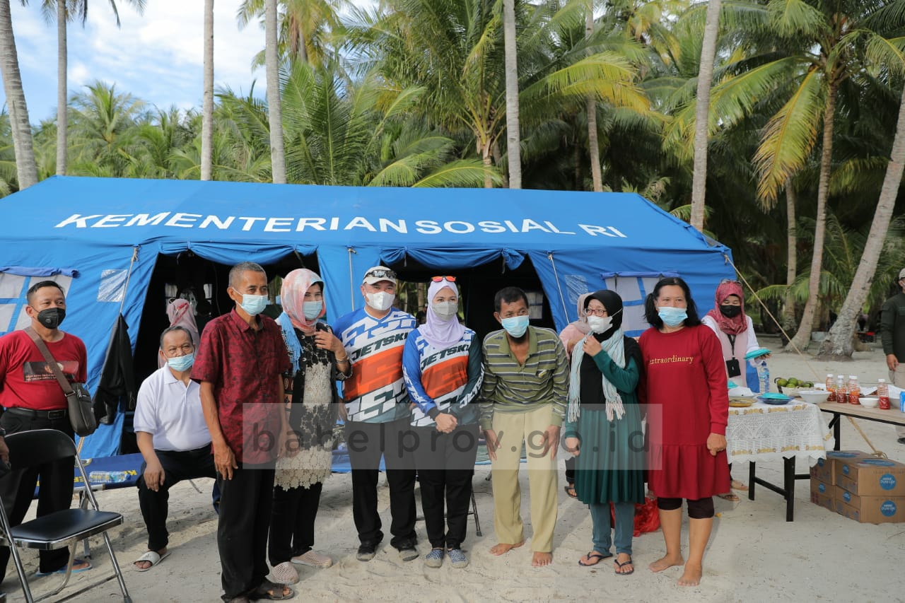Gubernur Babel Erzaldi Rosman mengunjungi Pulau Ketawai untuk menemui para gurunya. 
