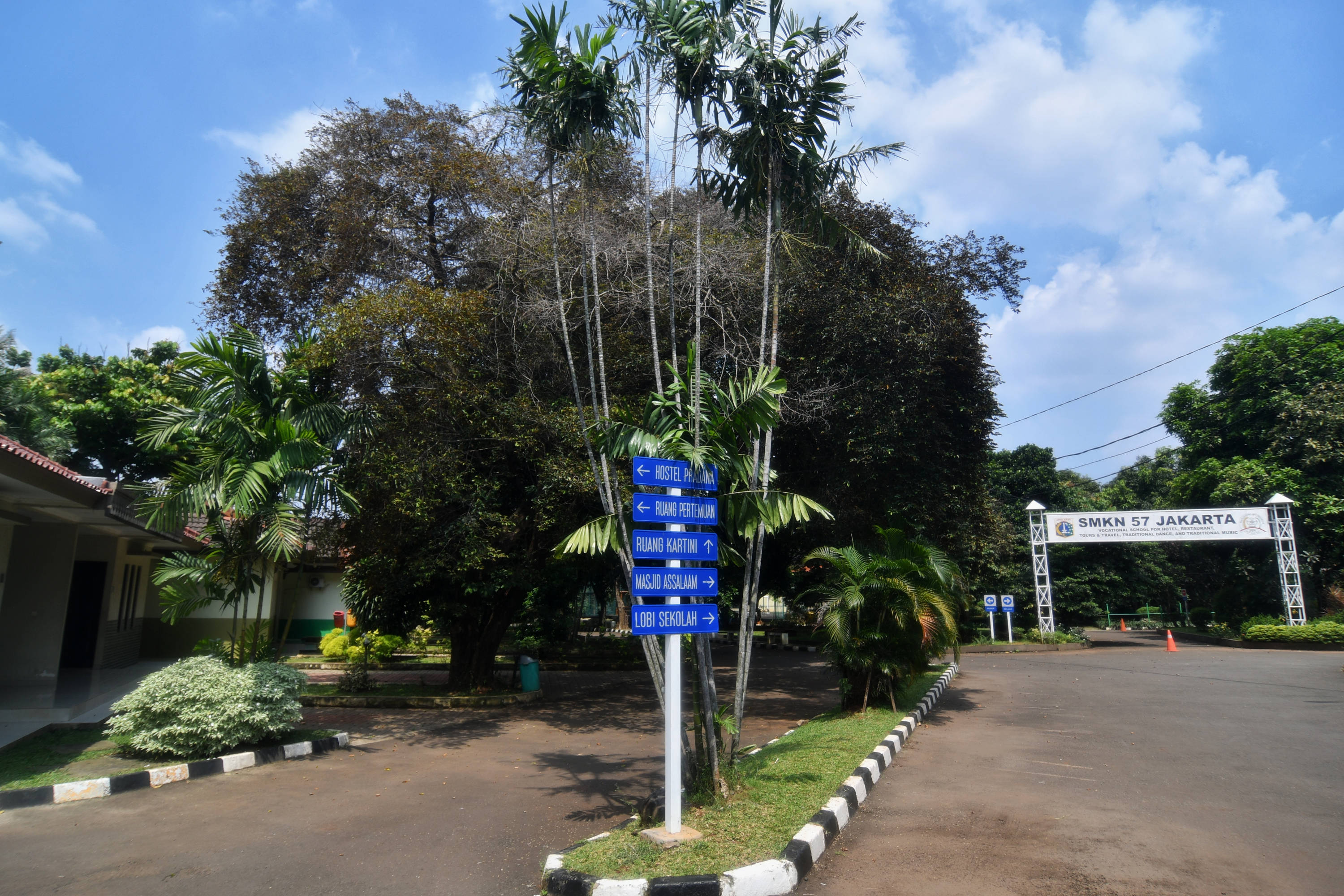 Tempat tinggal sementara bagi tenaga medis penanganan covid_19 di SMKN 57