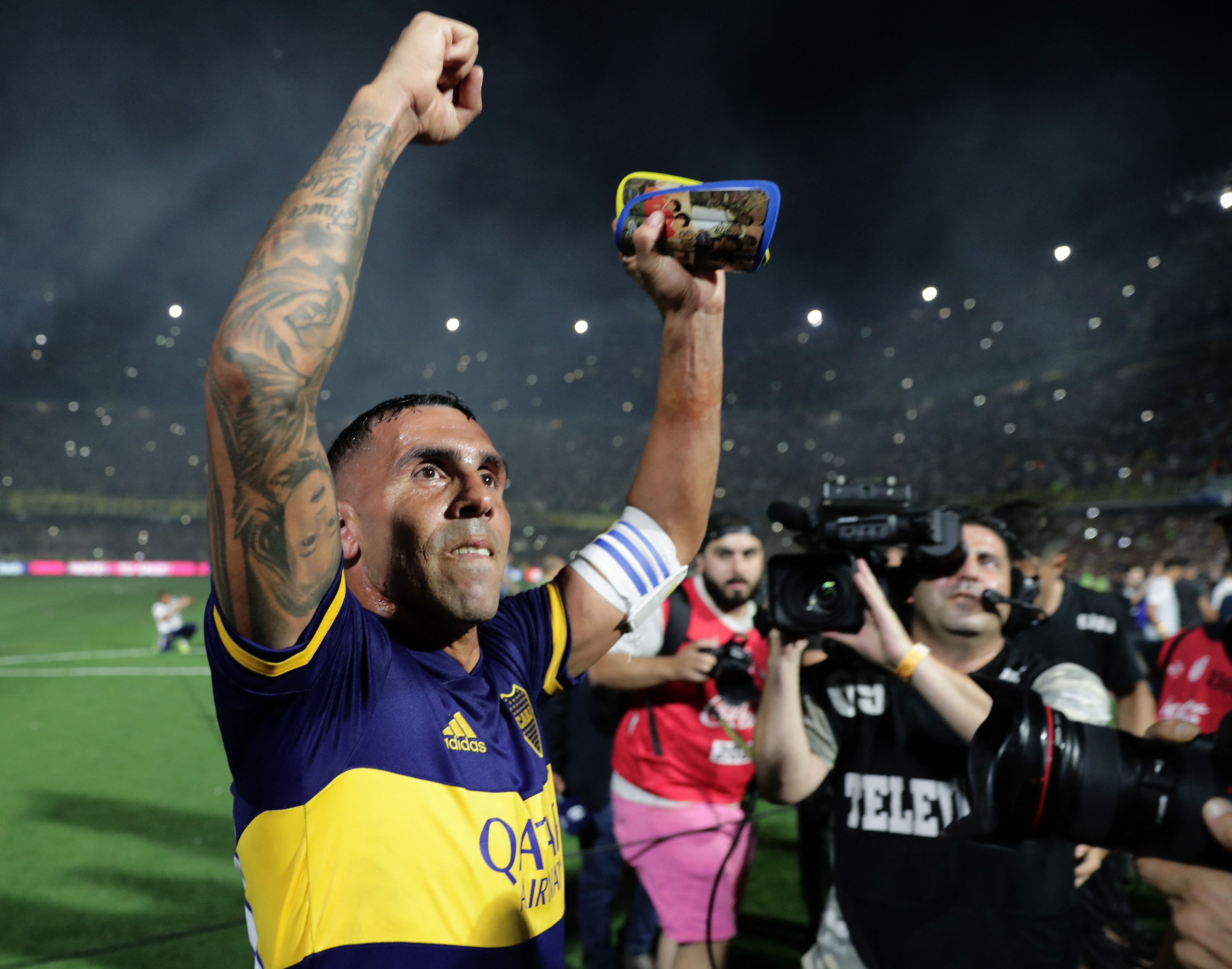 Penyerang dan kapten Boca Juniors, Carlos Tevez, berselebrasi saat timnya menjuarai Superliga Argentina 2020.