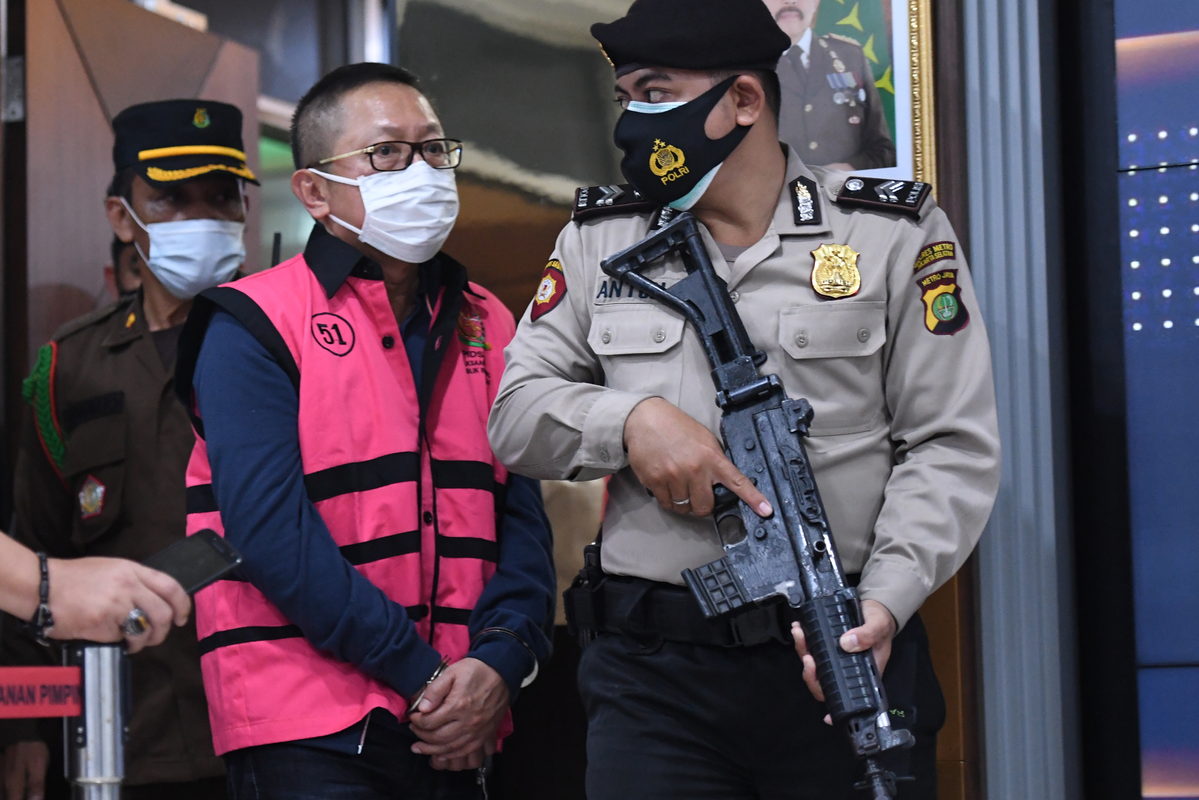 Terpidana kasus pembalakan liar Adelin Lis dihadirkan saat konferensi pers terkait pemulangannya di Kejaksaan Agung, Jakarta, Sabtu (19/6).