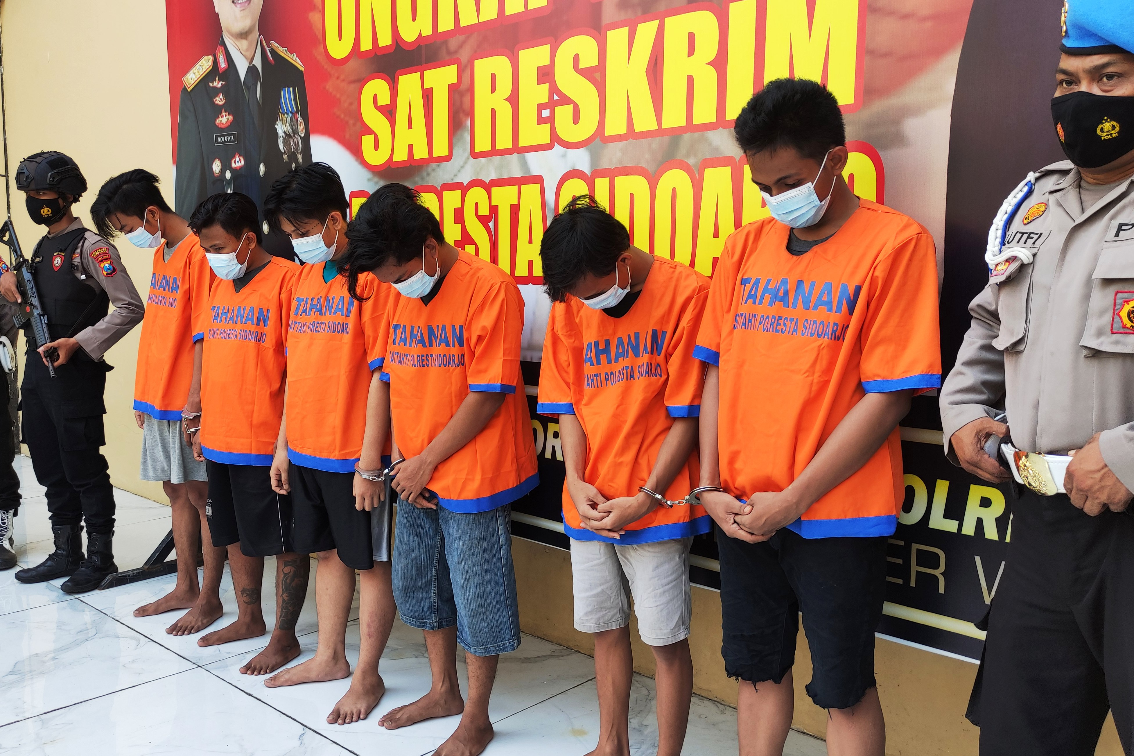 Enam preman pengeroyok marinir, diringkus.