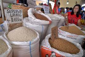 Pedagang menata beras di Pasar Tradisional Pinasungkulan, Manado, Sulawesi Utara, Senin (29/4). 