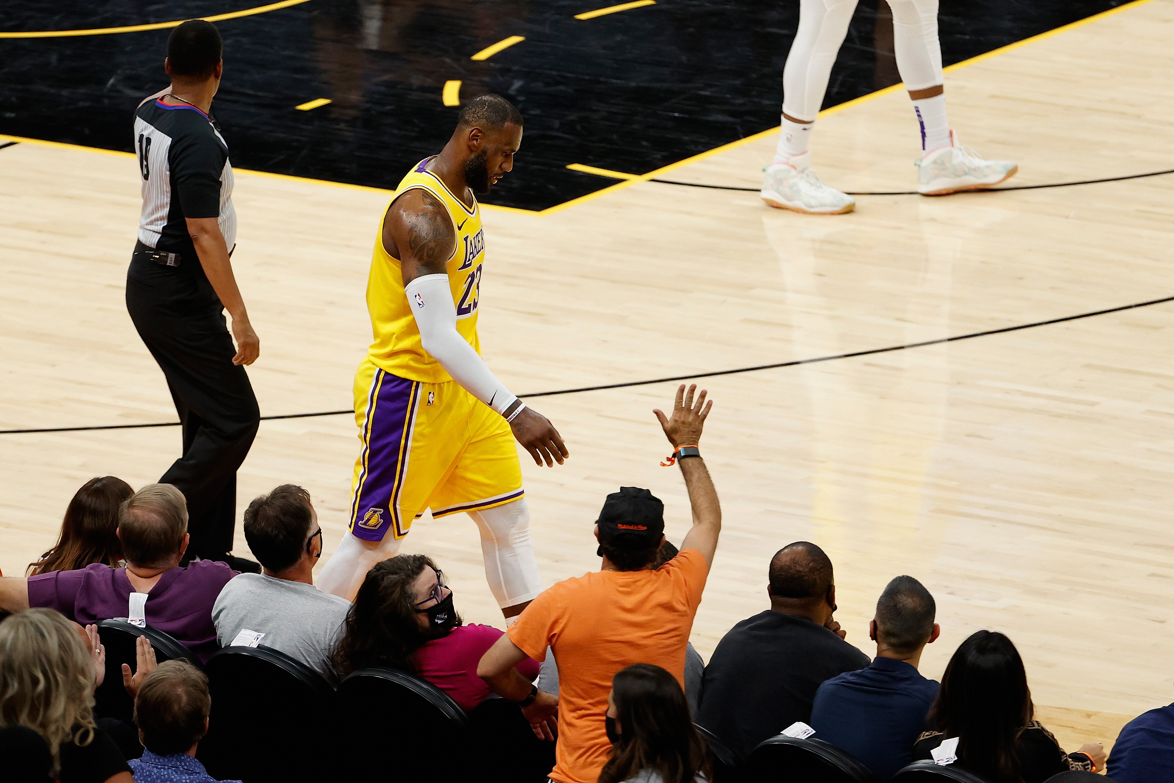 Pemain Lakers Lebron James berjalan tertunduk
