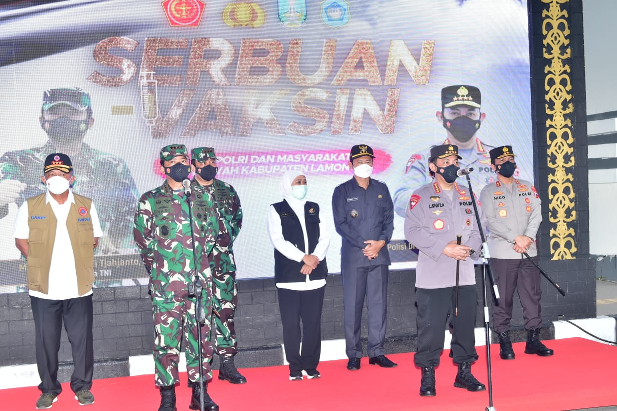 Panglima TNI Marsekal Hadi Cahyanto, Kapolri Jenderal Listyo Sigit Prabowo dan Gubernur Jatim Khofifah Indarparawansa hadri Serbuan Vaksin