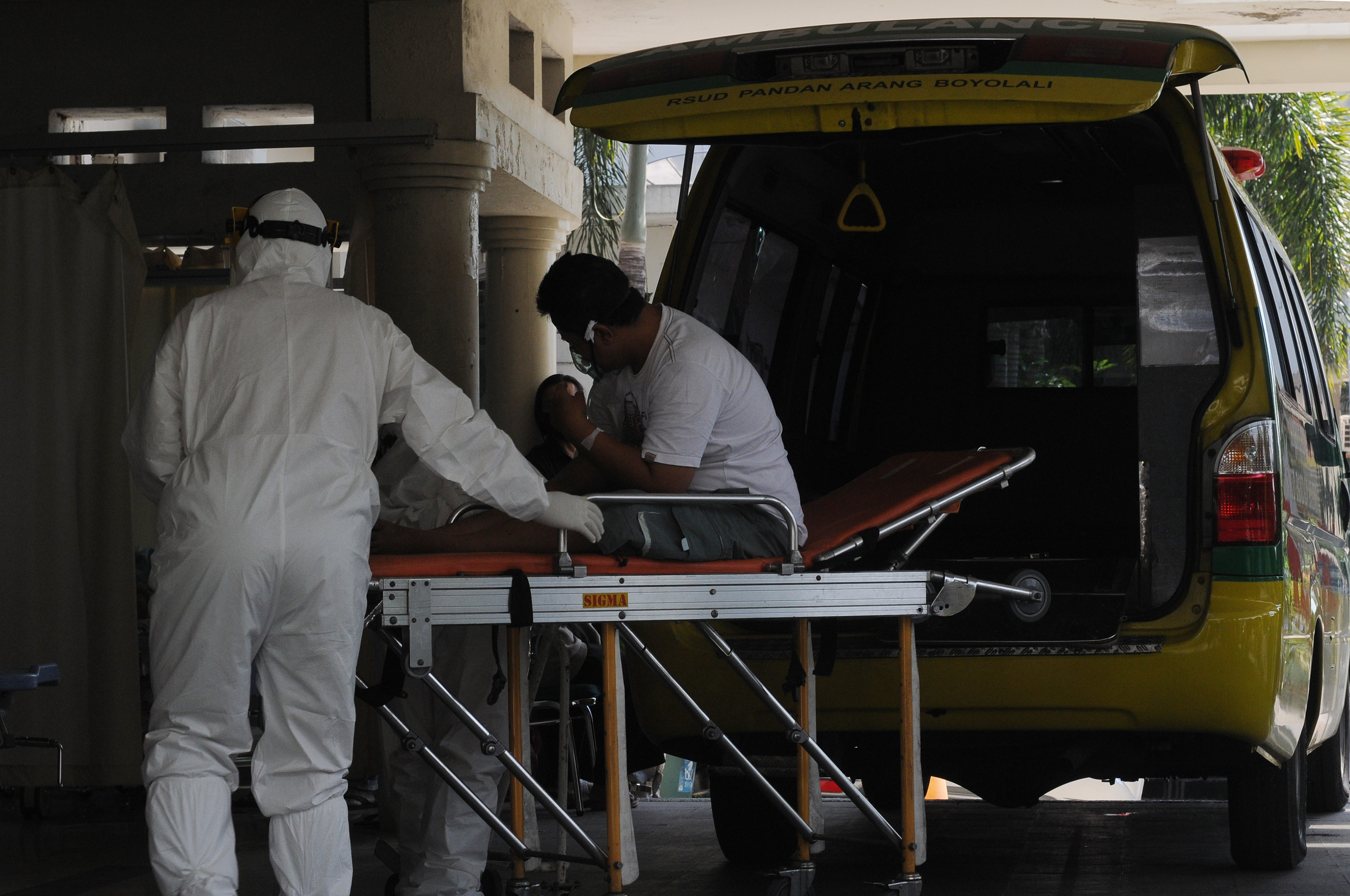Petugas kesehatan memindahkan pasien di RSUD Pandan Arang, Boyolali, Jawa Tengah.
