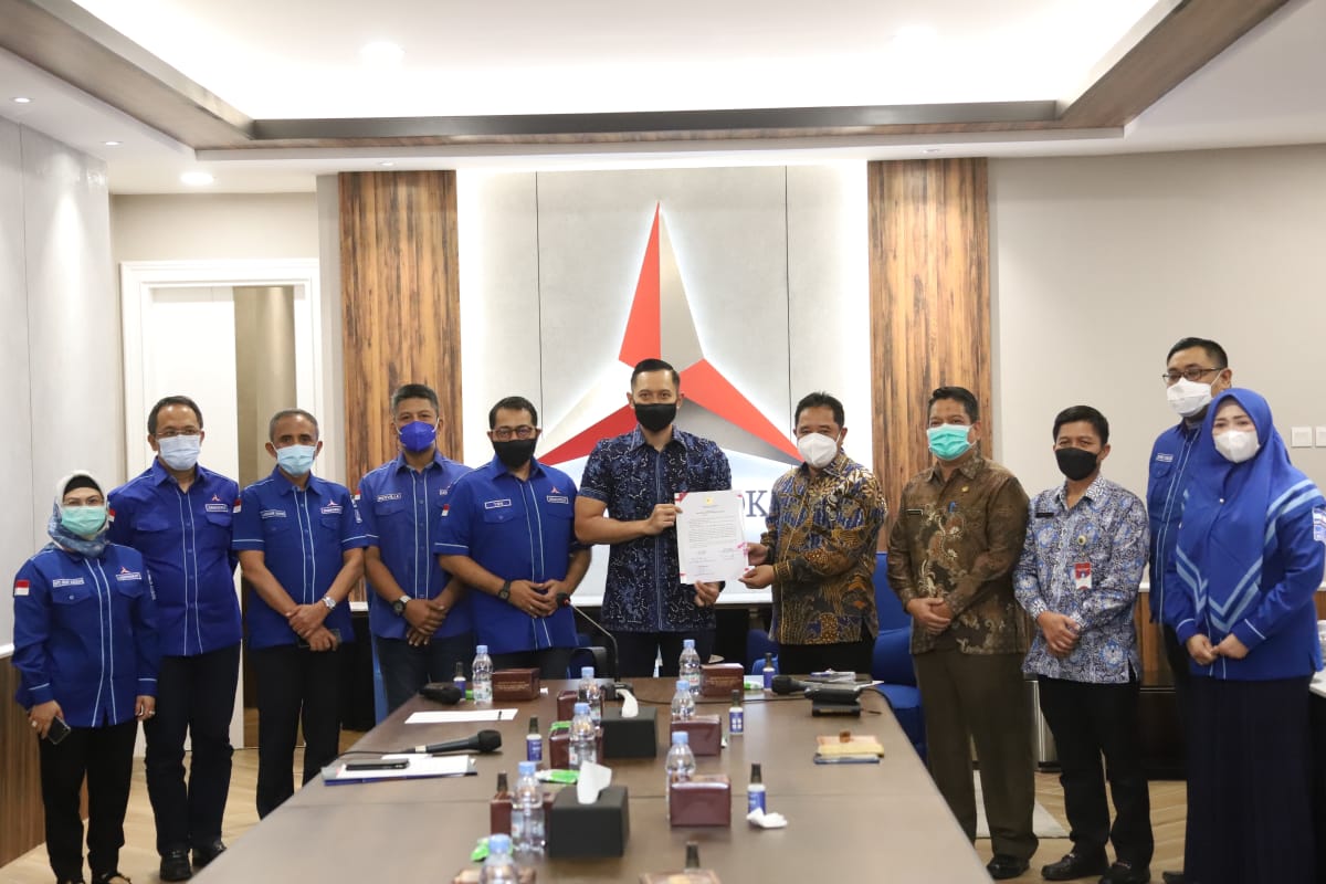 Dirjen Pol dan PUM kemendagri Bahtiar menerima BAP Banpol untuk Partai Demokrat