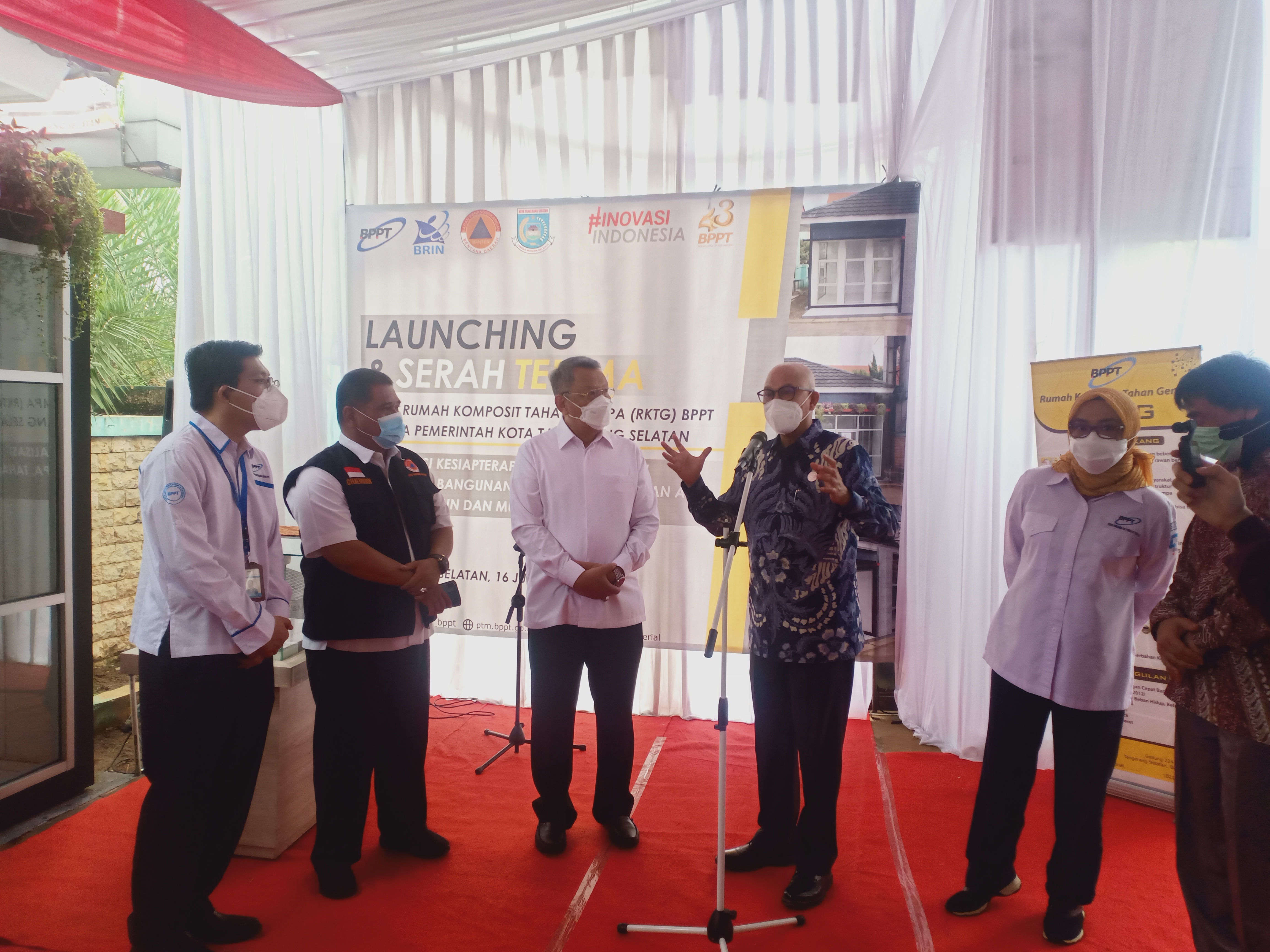 Kepala BPPT Hammam Riza meluncurkan Rumah Komposit Tahan Gempa di Kranggan, Tangerang Selatan, Rabu (16/6/2021)