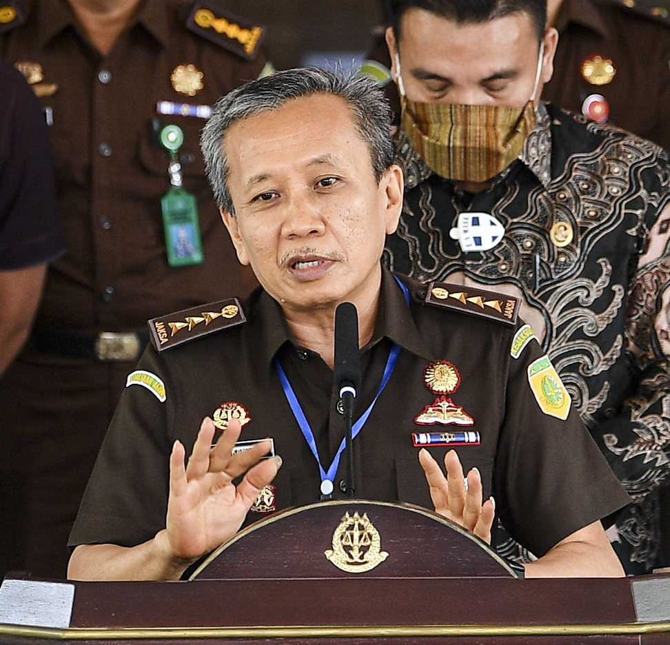 Jaksa Agung Muda Pidana Khusus (Jampidsus) Ali Mukartono (tengah) memberikan keterangan kepada wartawan di Kejaksaan Agung, Jakarta.