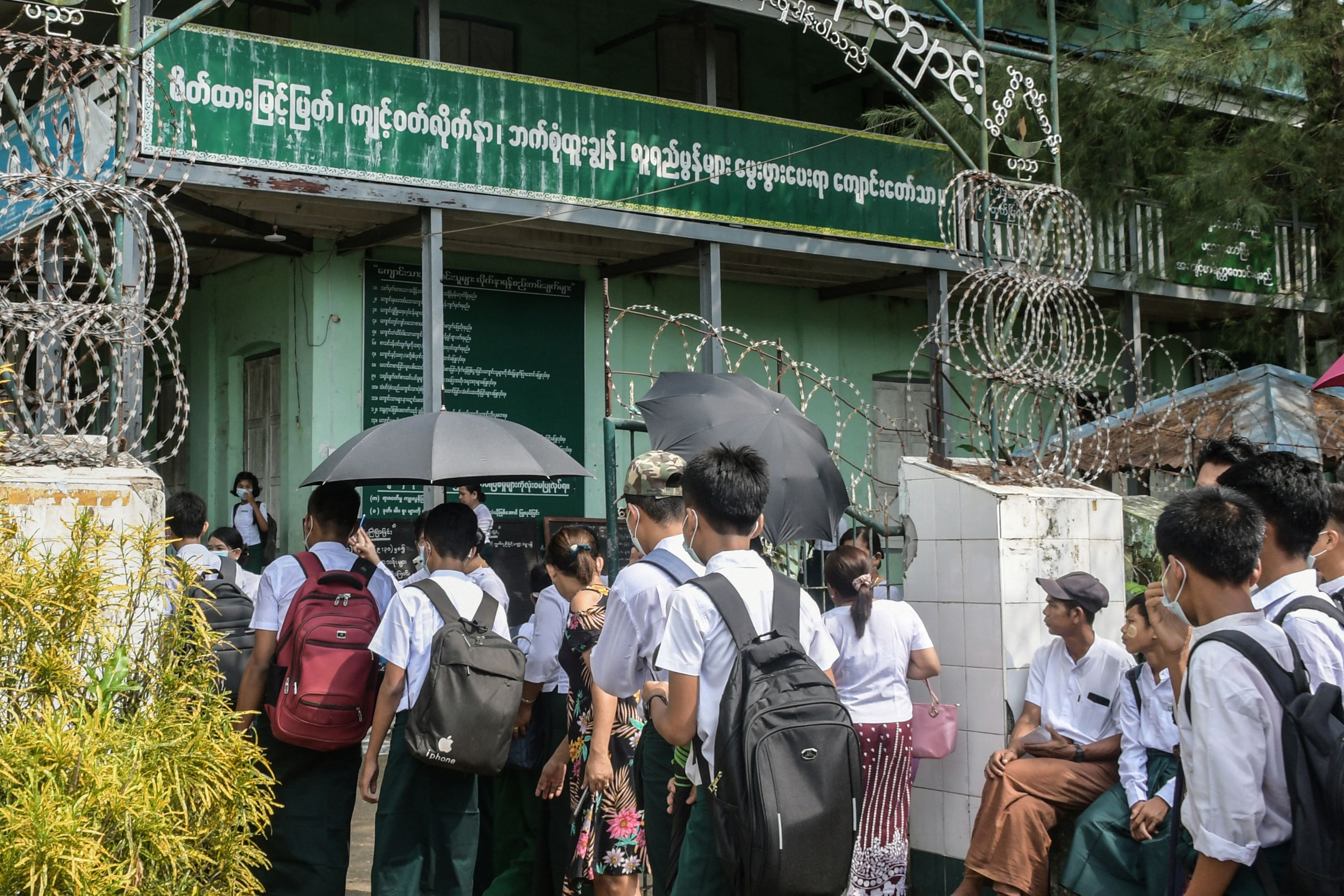 Sejumlah pelajar memasuki sekolah di Kota Sittwe, ibu kota negara bagian Rakhine, Myanmar.