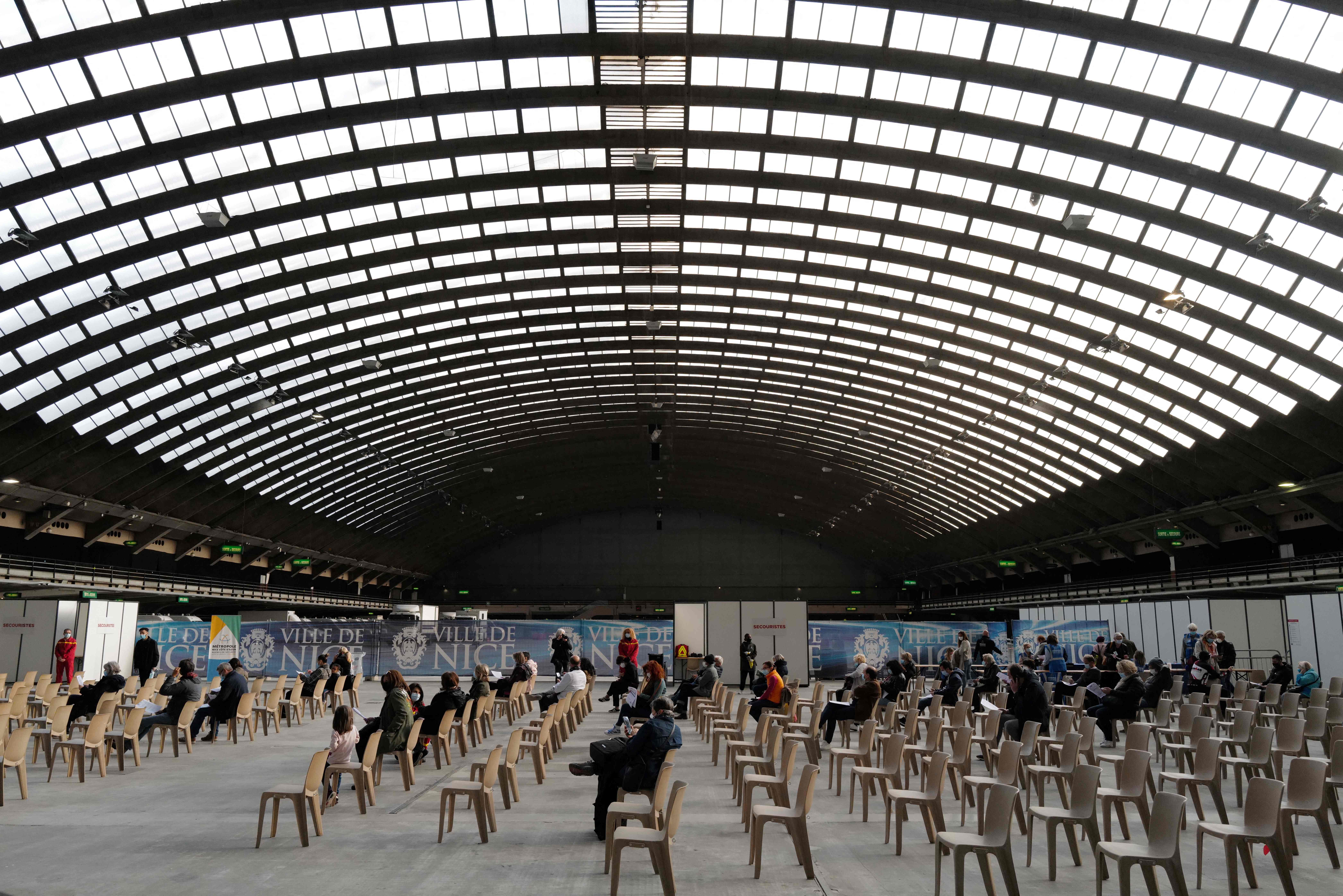 Vaksinasi Covid-19 massal digelar di sebuah gedung pameran di Kota Nice, Prancis. 