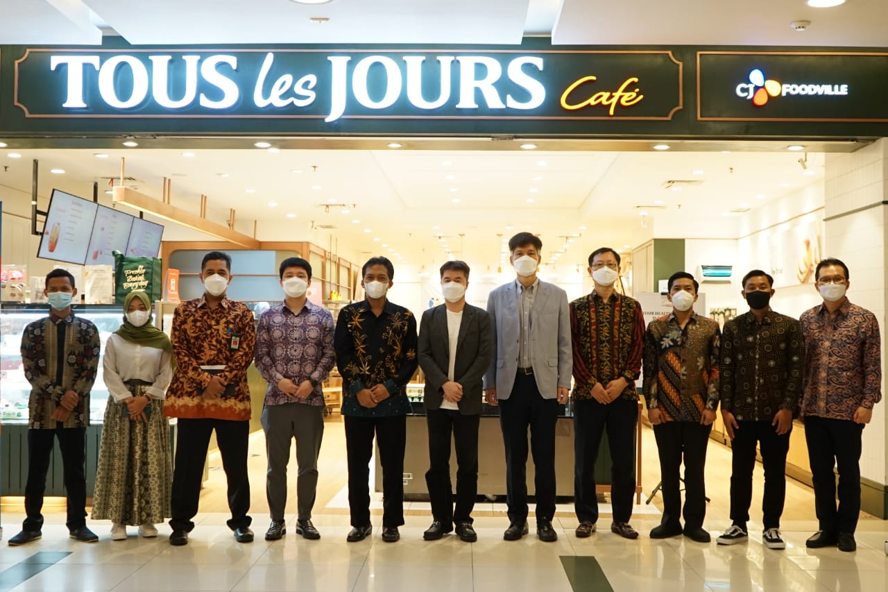 Acara pelatihan koperasi coklat dan kopi berfoto bersama.