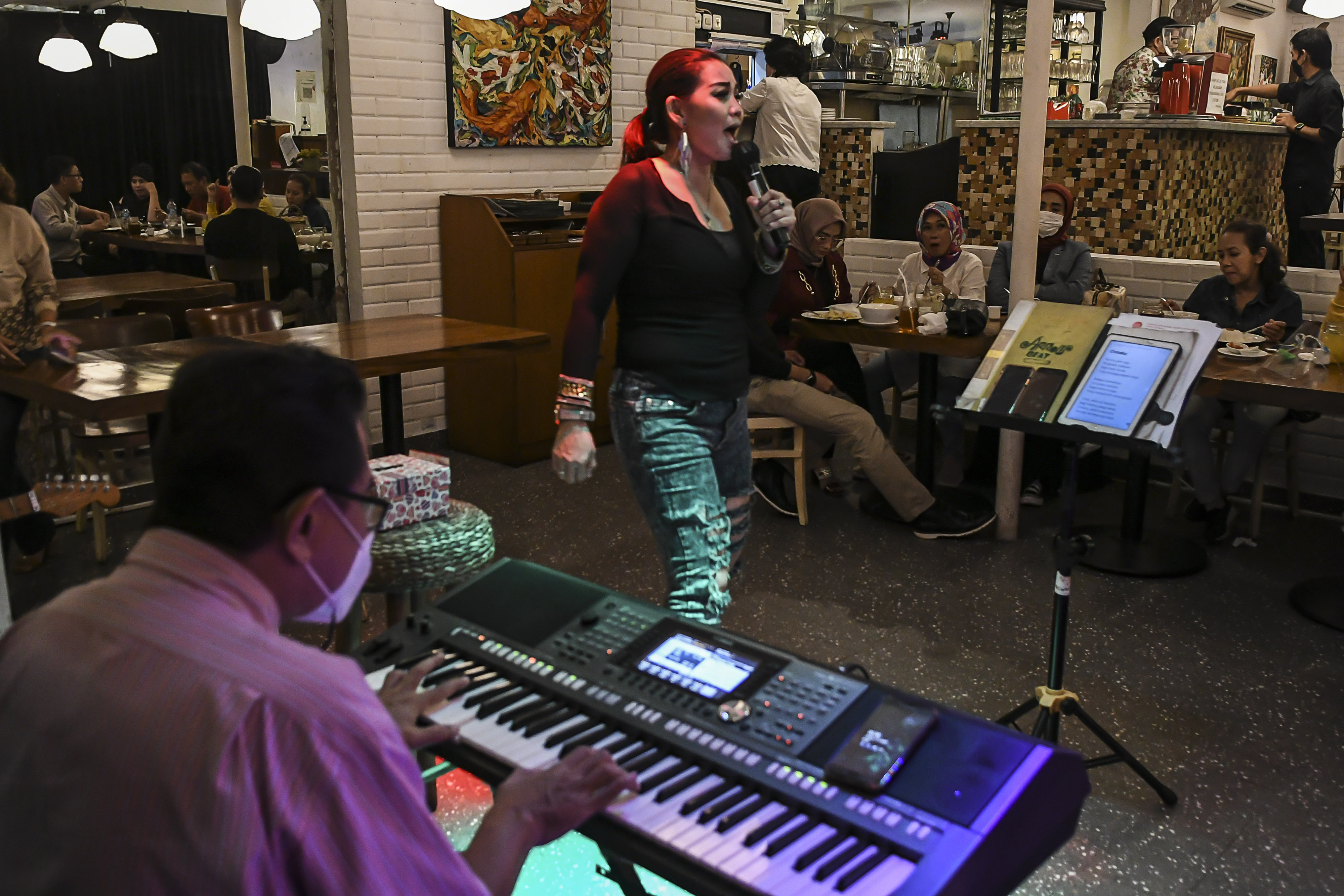 Kelompok musik 'Ade and friends' menghibur pengunjung di salah satu restoran di Jakarta.