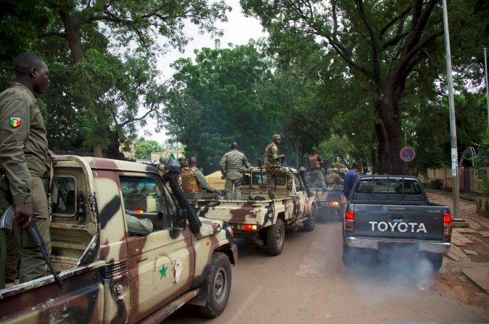 Personel junta militer Mali tiba di Kementerian Pertahanan di Bamako.