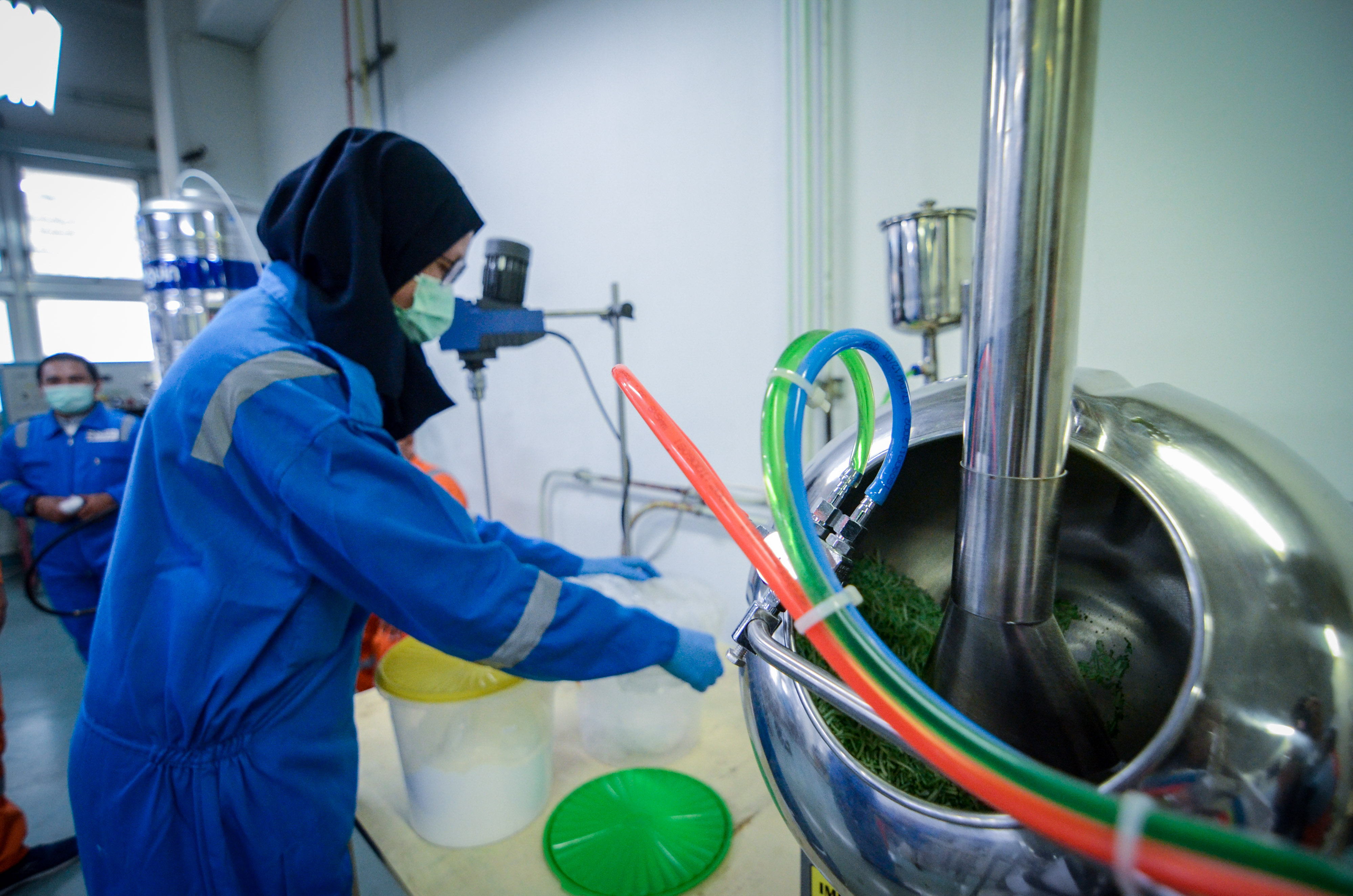 Seorang mahasiswa Teknik Kimia ITB tengah menjalani praktik di laboratorium