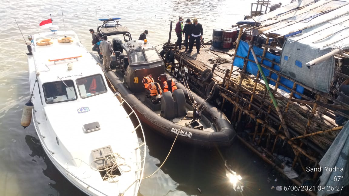 Tim Bakamla dan KLHK menggelar patroli di Teluk Jakarta.