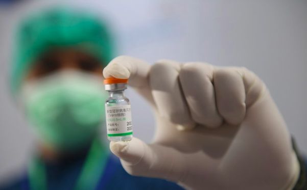 Petugas medis menunjukkan vaksin sinopharm di Sentra Vaksinasi Gotong Royong Perbanas, Lapangan Tenis Indoor Senayan, Jakarta, Sabtu (19/6)