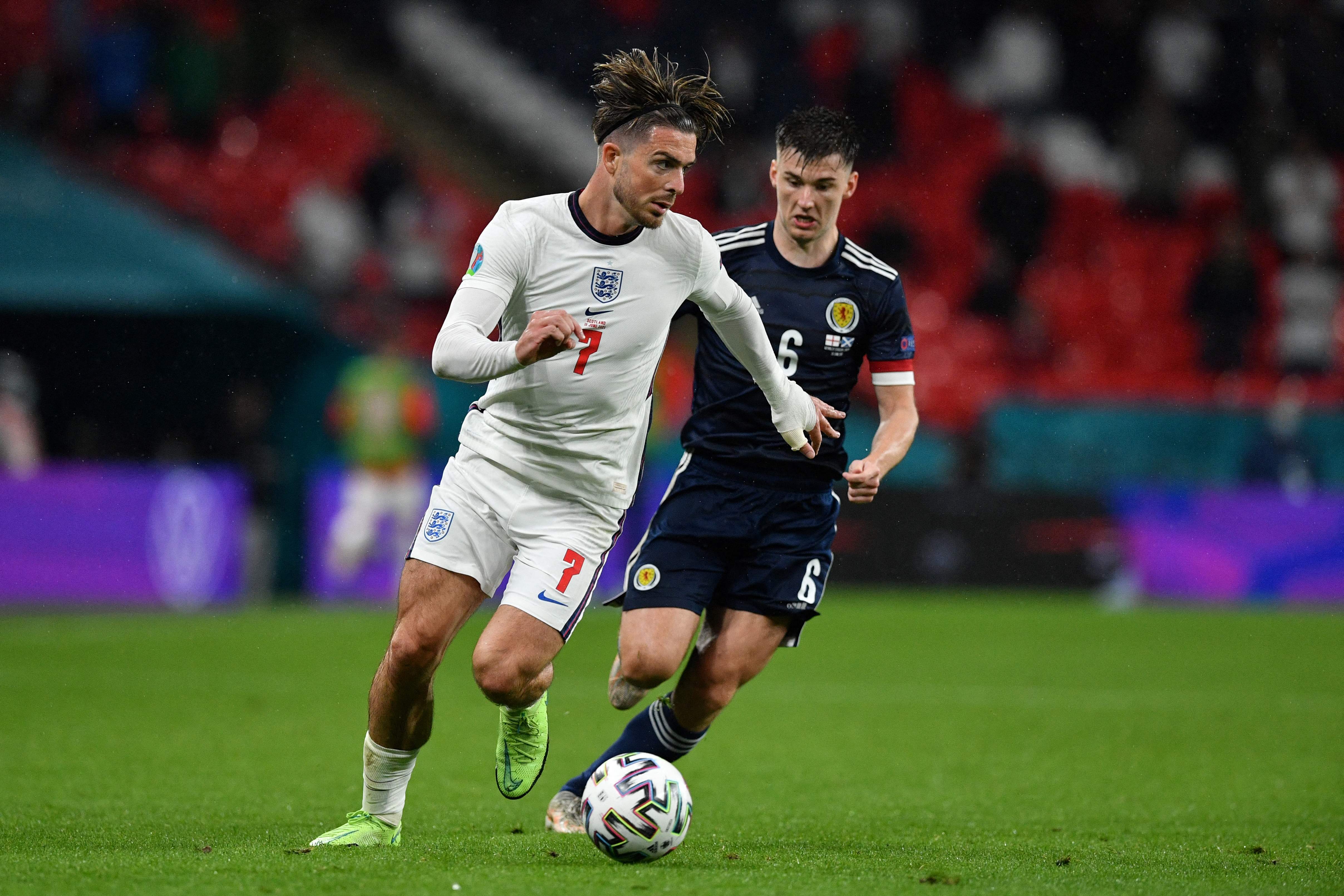 Gelandang timnas Inggris Jack Grealish (kiri) dibayang-bayangi bek Skotlandia Kieran Tierney pada laga Grup D Euro 2020 di Stadium Wembley. 