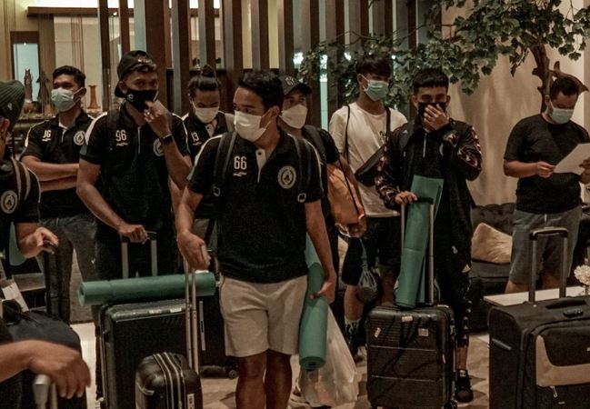 Para pemain PS Sleman saat tiba di Cikarang untuk menjalani pemusatan latihan.