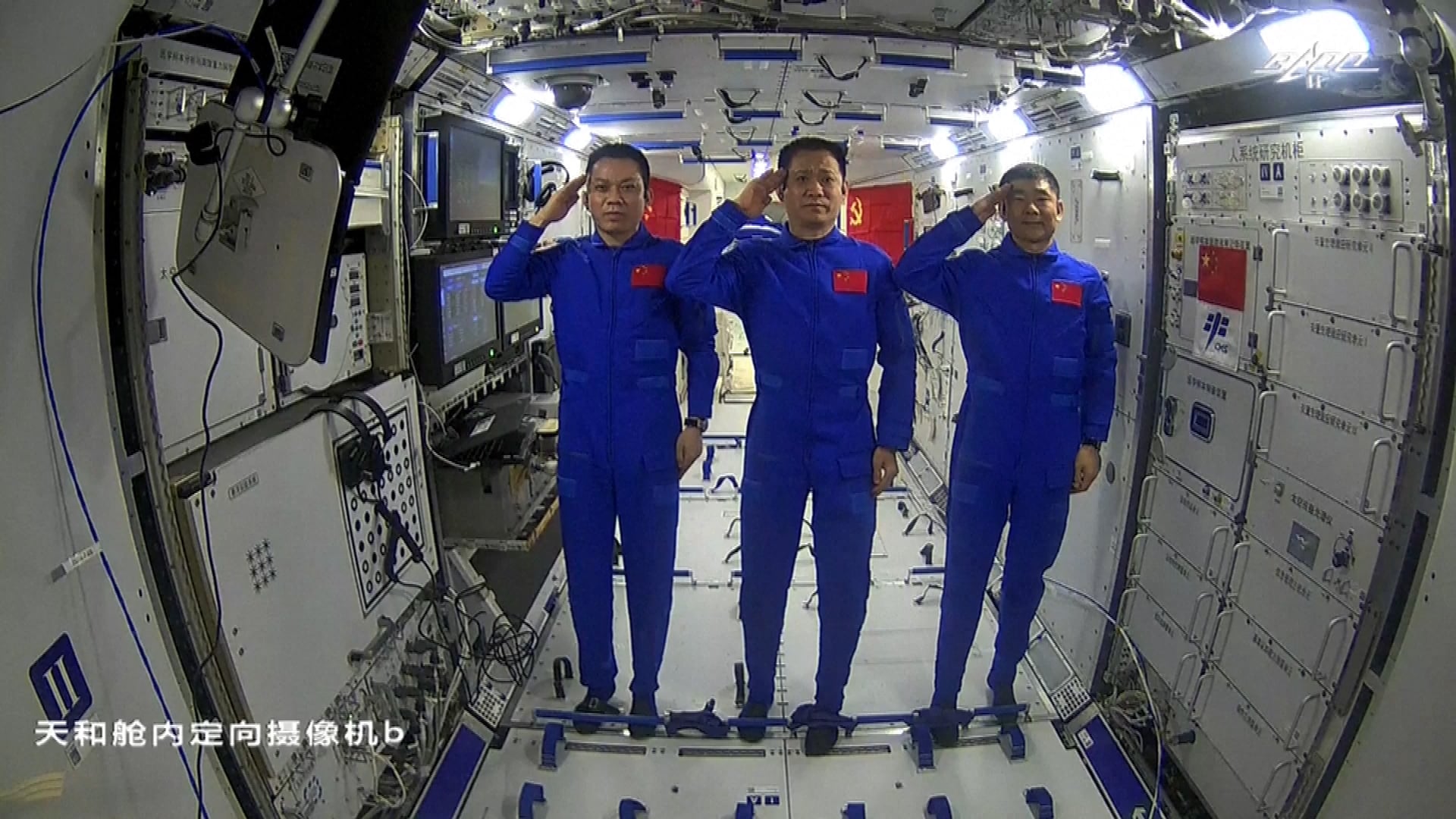 Tiga astronauts Tiongkok Tang Hongbo (kiri), Nie Haisheng (tengah) dan Liu Boming memberi hormat kepada Prersiden Xi Jinping