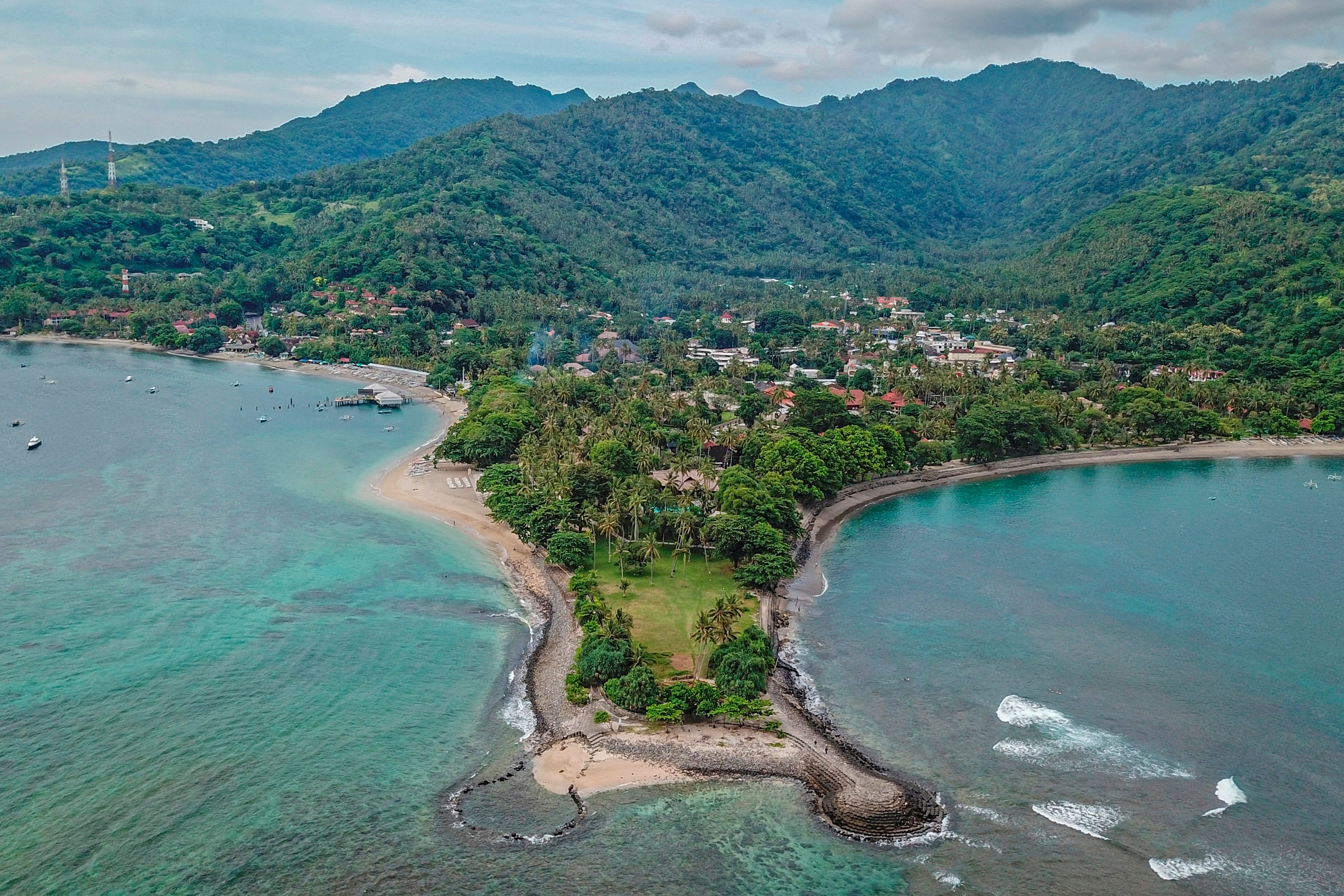 Foto udara bangunan hotel di kawasan wisata Senggigi, Kecamatan Batulayar, Lombok Barat, NTB.