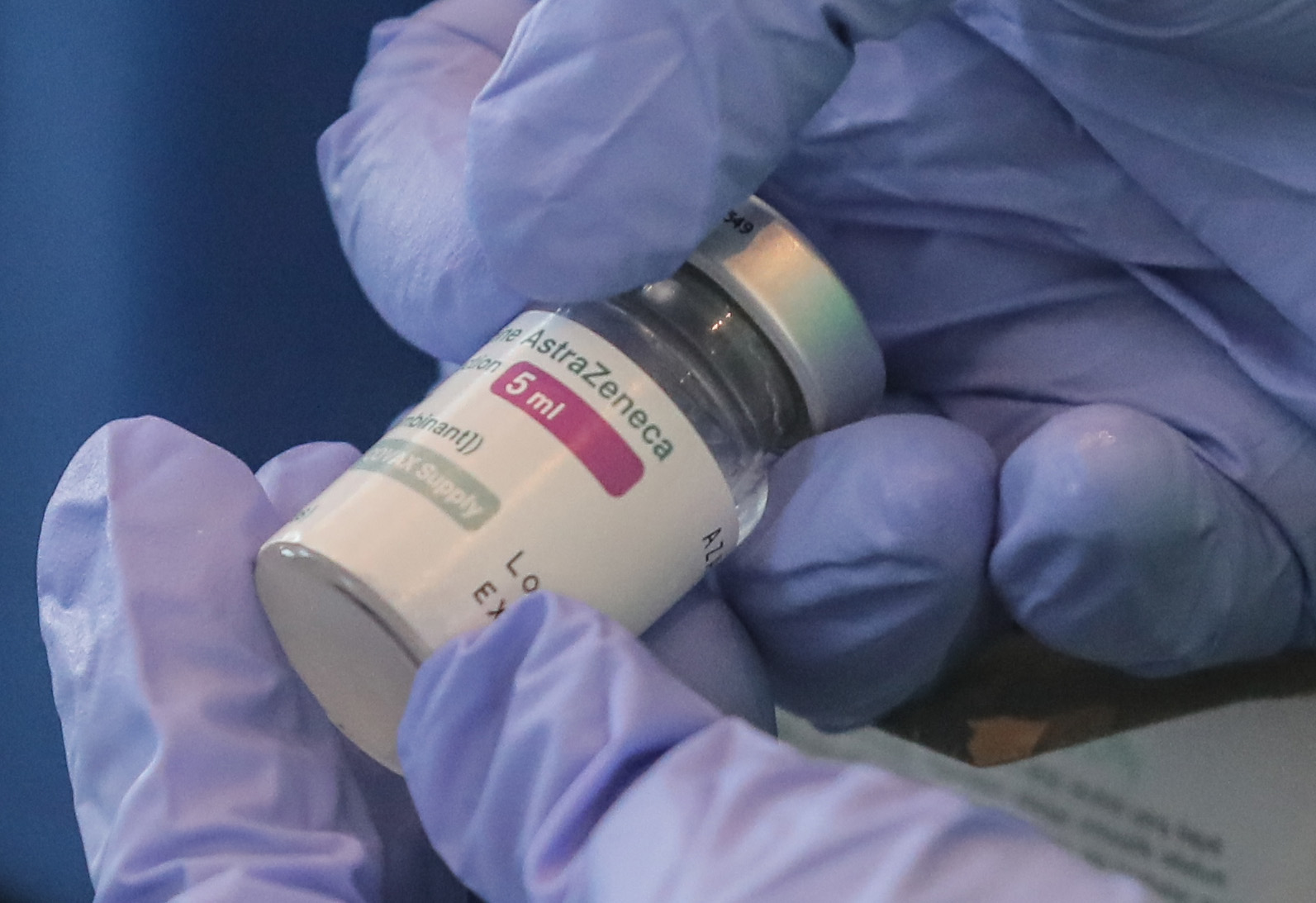 Petugas medis menunjukkan vaksin covid-19 AstraZeneca di sentra vaksinasi Covid-19, Jakarta, Selasa (8/6/2021).