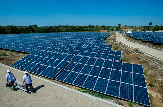 Petugas PLN berjalan di area Pembangkit Listrik Tenaga Surya (PLTS) Kupang di Desa Oelpuah, Kabupaten Kupang, NTT, Kamis (20/7)