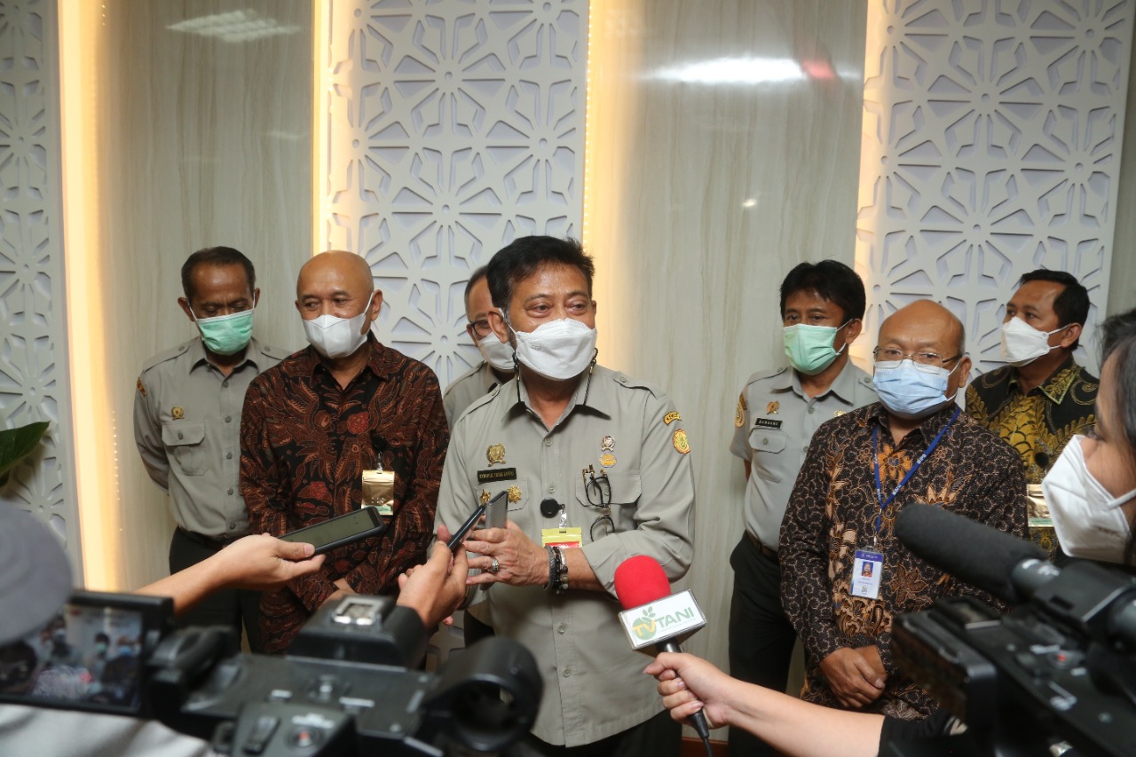 Mentan Syahrul Yasin Limpo yang didampingi Menkop-UKM Teten Masduki dan Dekan Fakultas Pertanian IPB Sugiyanta, diwawancarai wartawan.