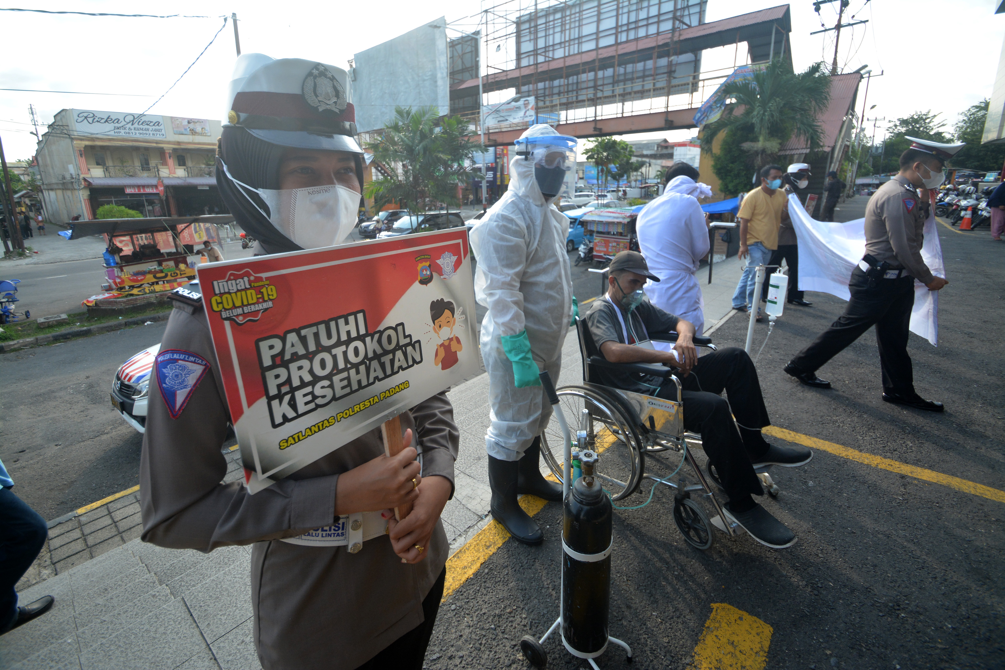 Anggota kepolisian melakukan sosialisasi protokol kesehatan di Padang, Sumbar.