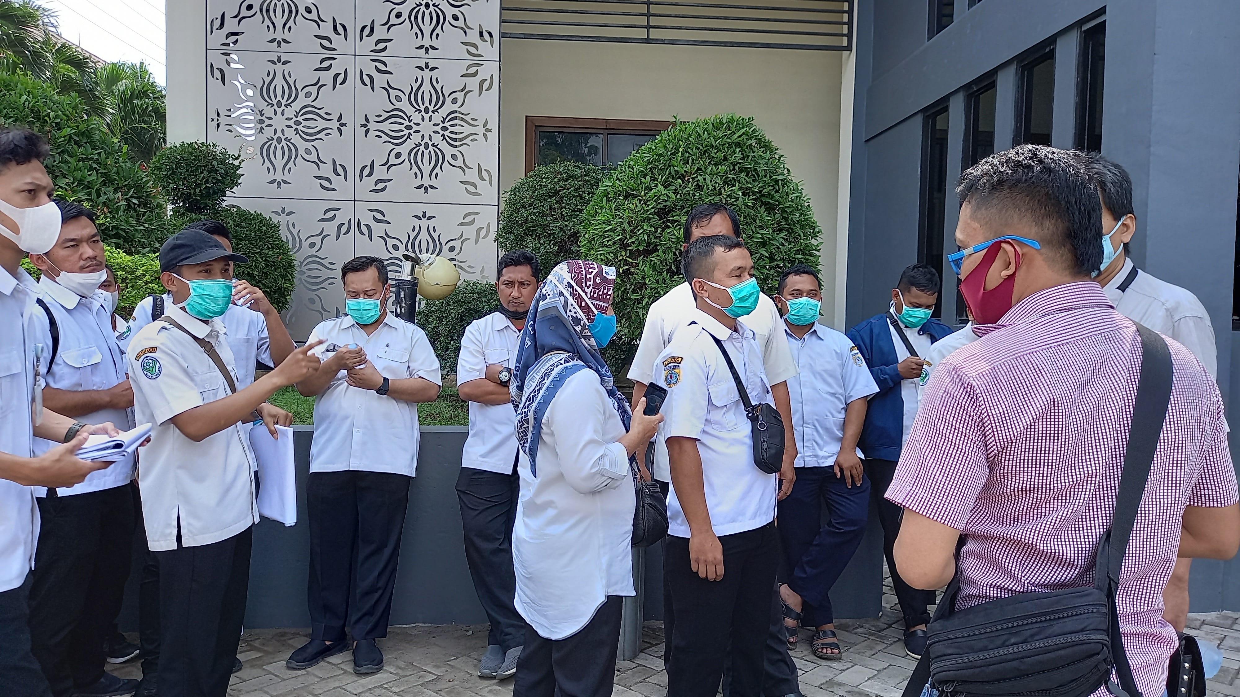 Tenaga Kesehatan (nakes) Brebes datangi Gedung DPRD setempat menuntun  insentif penanganan Covid-19. 