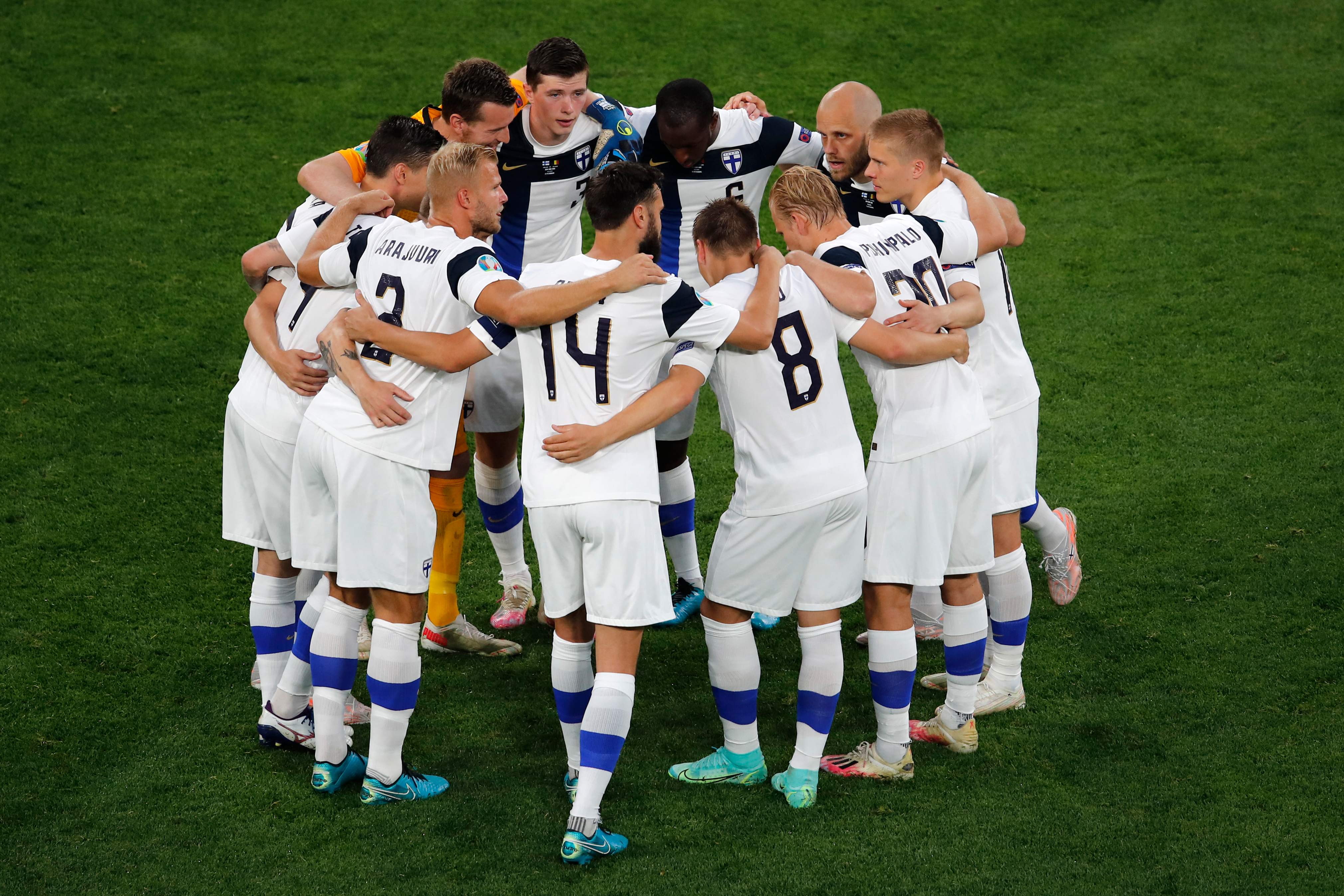 Para pemain timnas Finlandia menjelang laga Piala Eropa 2020 melawan Belgia.