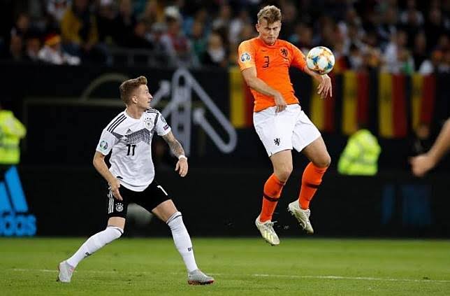 Matthijs de Ligt (kanan)