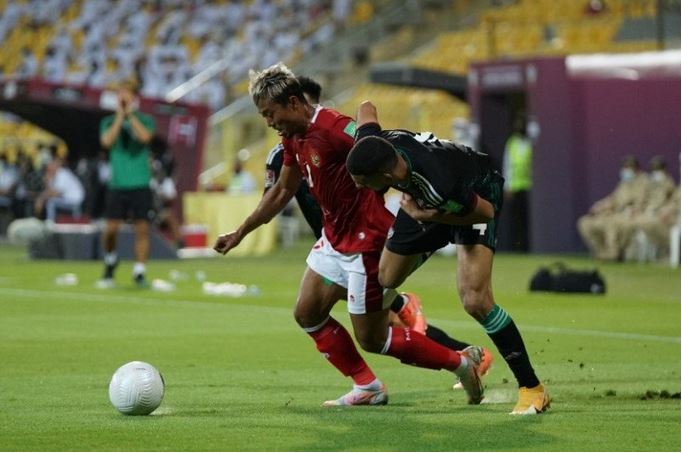 Penyerang Indonesia Kushedya Yudo (kiri) berebut bola dengan pemain UEA dalam laga Grup G Kualifikasi Piala Dunia 2022.