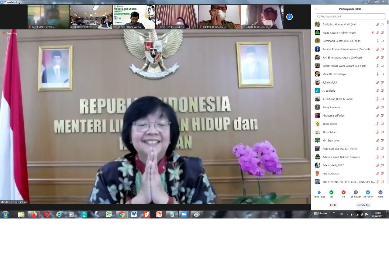 Menteri LHK Siti Nurbaya pada Serial Webinar 60 Tahun Presiden Joko Widodo secara daring pada Senin (28/06).
