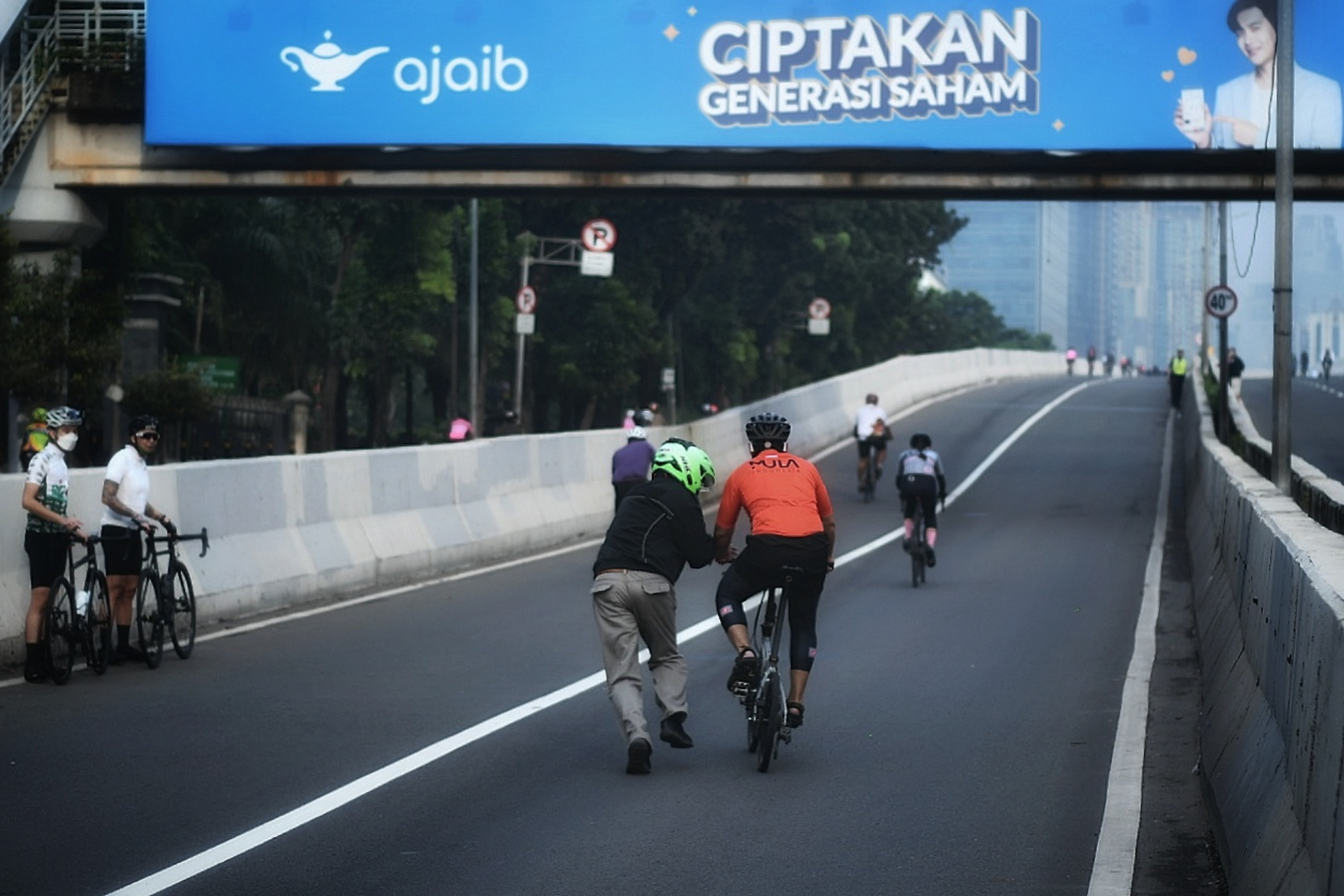 Petugas memberhentikan sepeda non road bike yang akan melintas di Jalan Layang Non Tol (JLNT) Kampung Melayu-Tanah Abang, Jakarta.