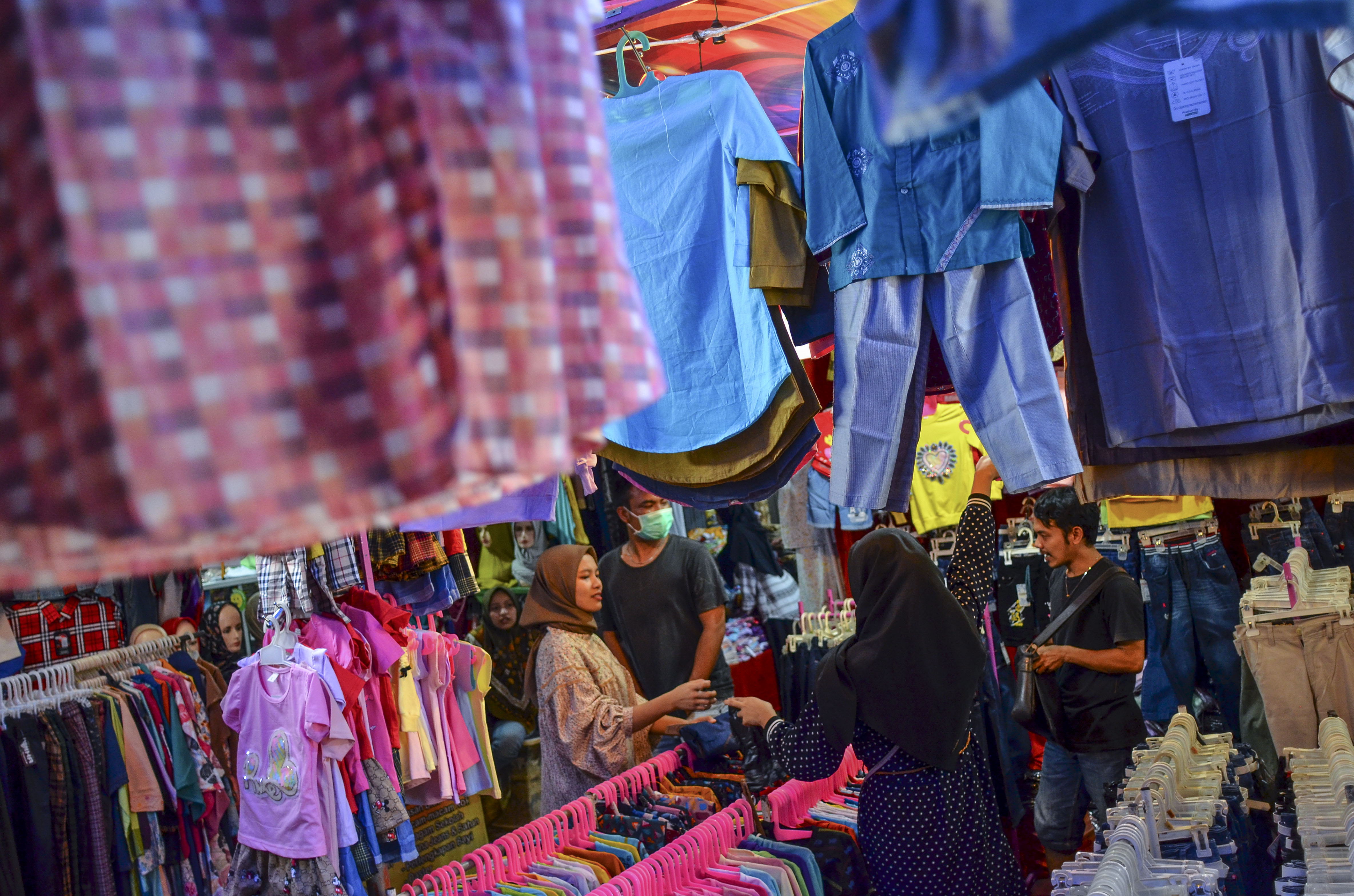  Sejumlah warga membeli baju untuk kebutuhan Lebaran di Pasar Manis Ciamis, Jawa Barat, Minggu (2/5). 