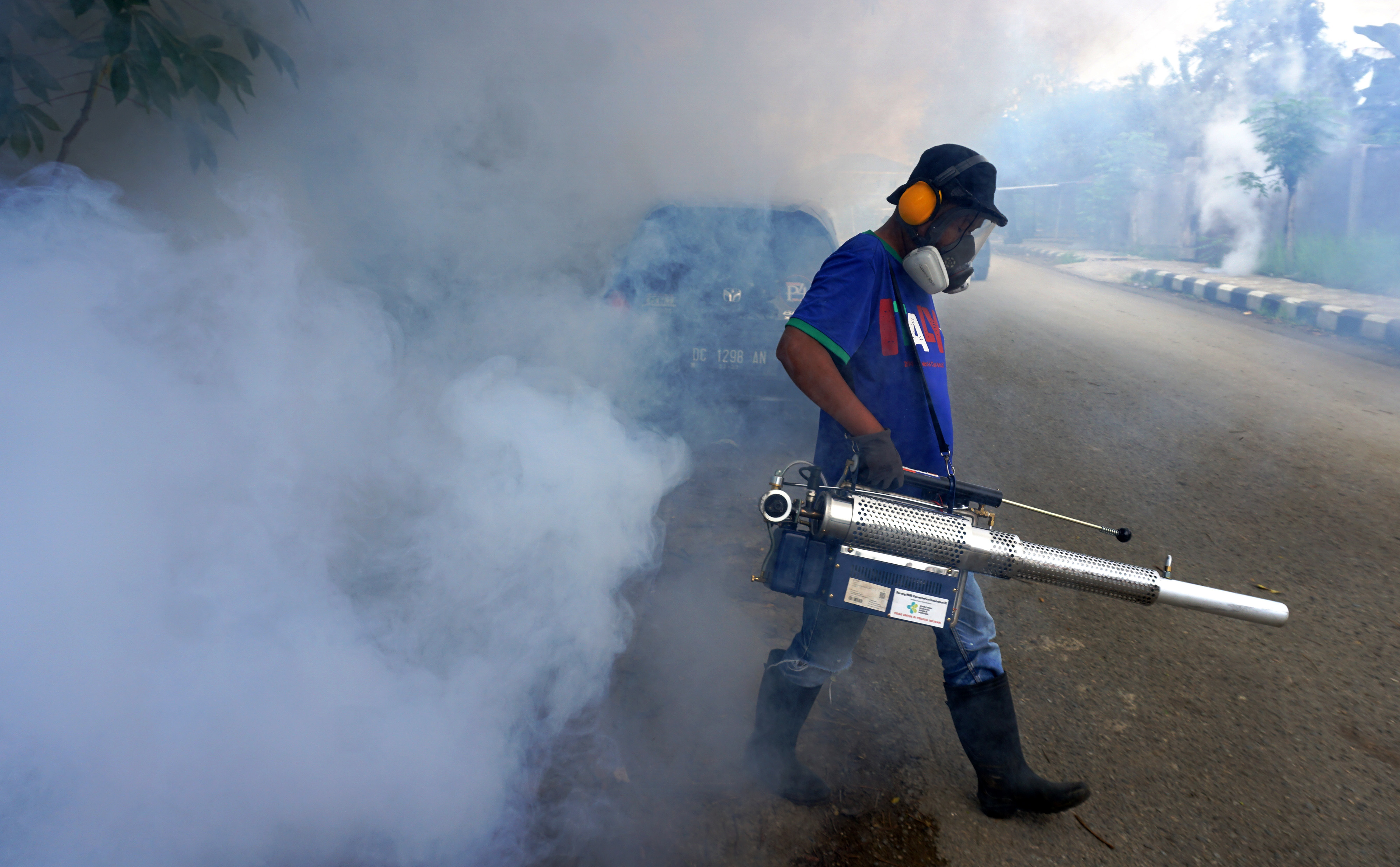  Seorang petugas Dinas Kesehatan melakukan pengasapan (fogging) di Mamuju, Sulawesi Barat, Selasa (15/6/2021)