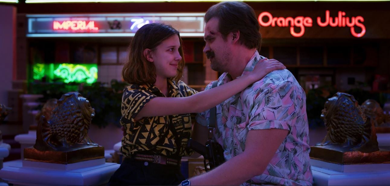 Cuplikan adegan dari serial Stranger Things yang menampilkan Millie Bobby Brown (kiri) dan David Harbour.