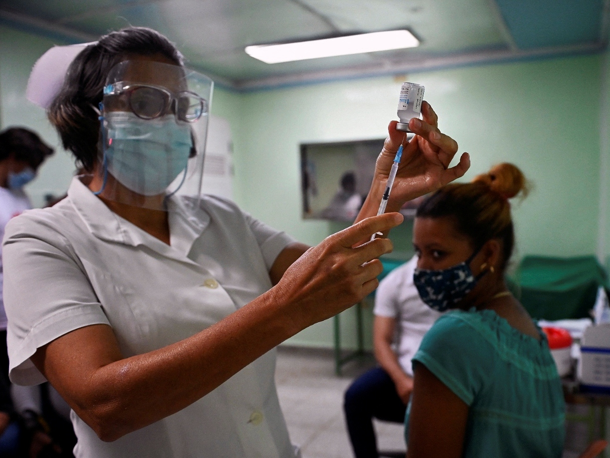 Seorang perawat bersiap untuk menyuntik seorang petugas kesehatan dengan dosis kedua kandidat vaksin Kuba Abdala terhadap covid-19.