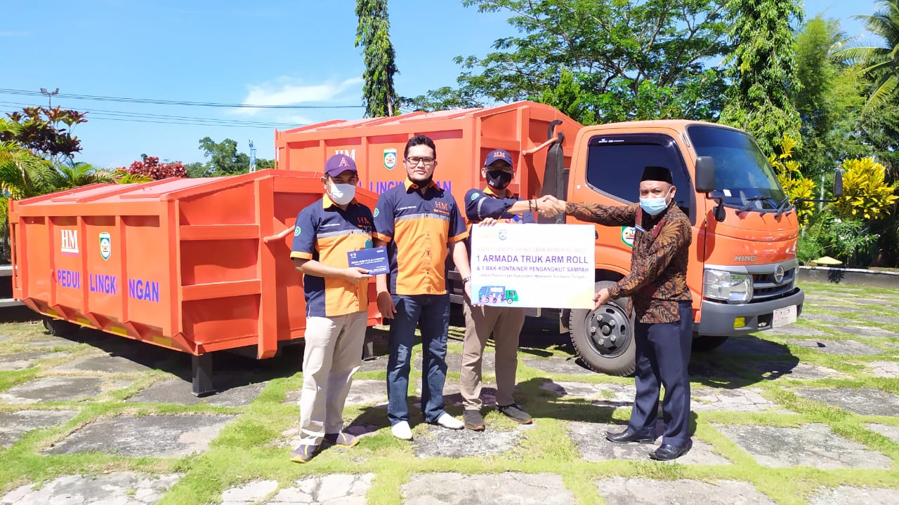 PT Hengjaya Mineralindo menyerahkan armada pengangkut sampah ke Pemkab Morowali