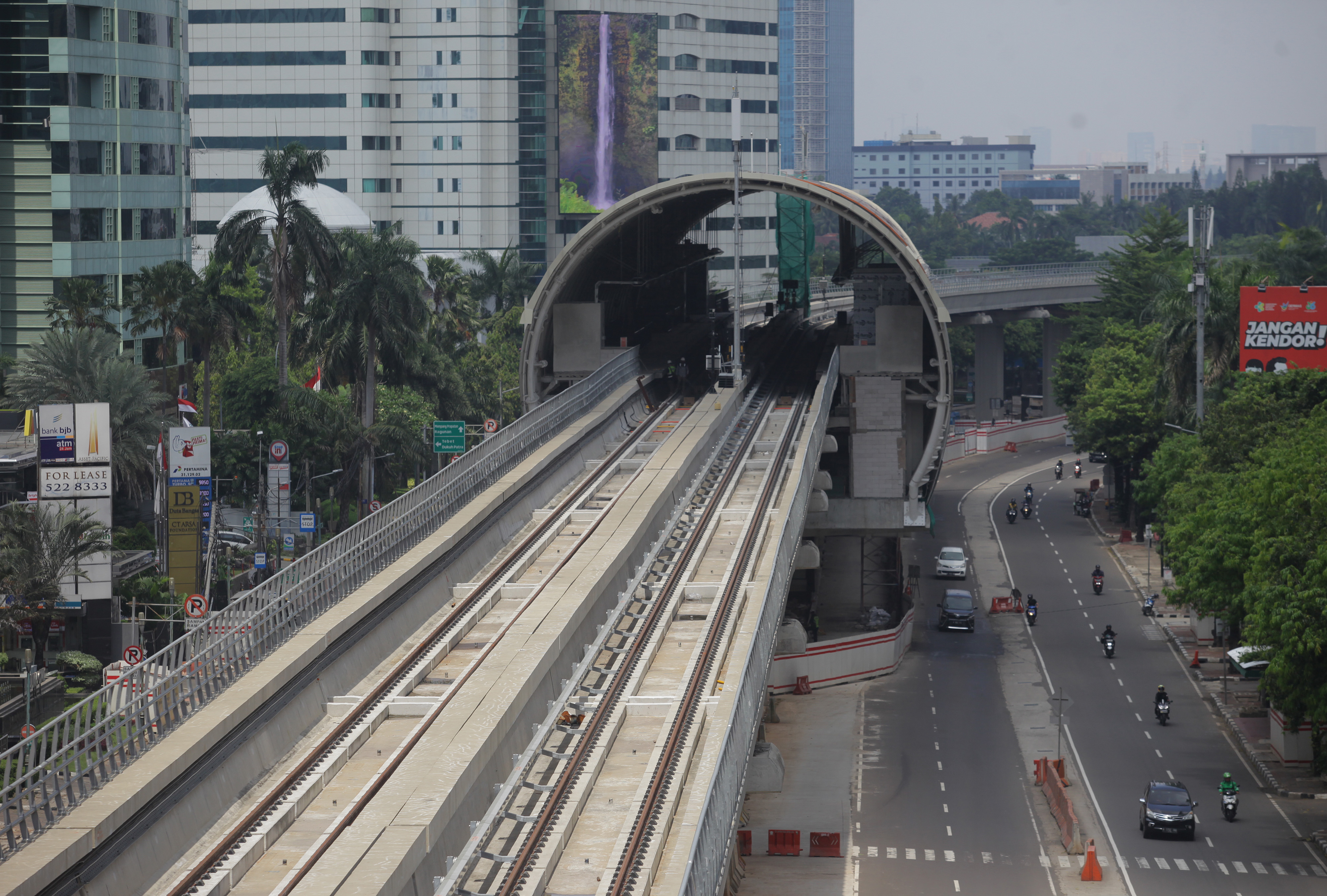 Bisa Angkut 1.308 Orang, Progres LRT Jabodebek Capai 85%      