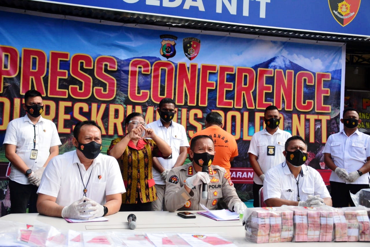  Kabid Humas Polda NTT Kombes Rishian Budhiaswanto (tengah) menyampaikan keterangan terkait penangkapan MB, tersangka kasus investasi bodong
