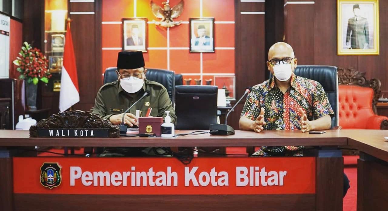 Pengusaha muda Agus Wawan atau yang biasa dikenal Agwan Mblitar dalam sebuah acara dengan wali kota Blitar..