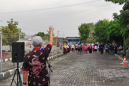 Gubernur Jawa Tengah Ganjar Pranowo menyapa warga terpapar covid-19 di Asrama Haji Donohudan.