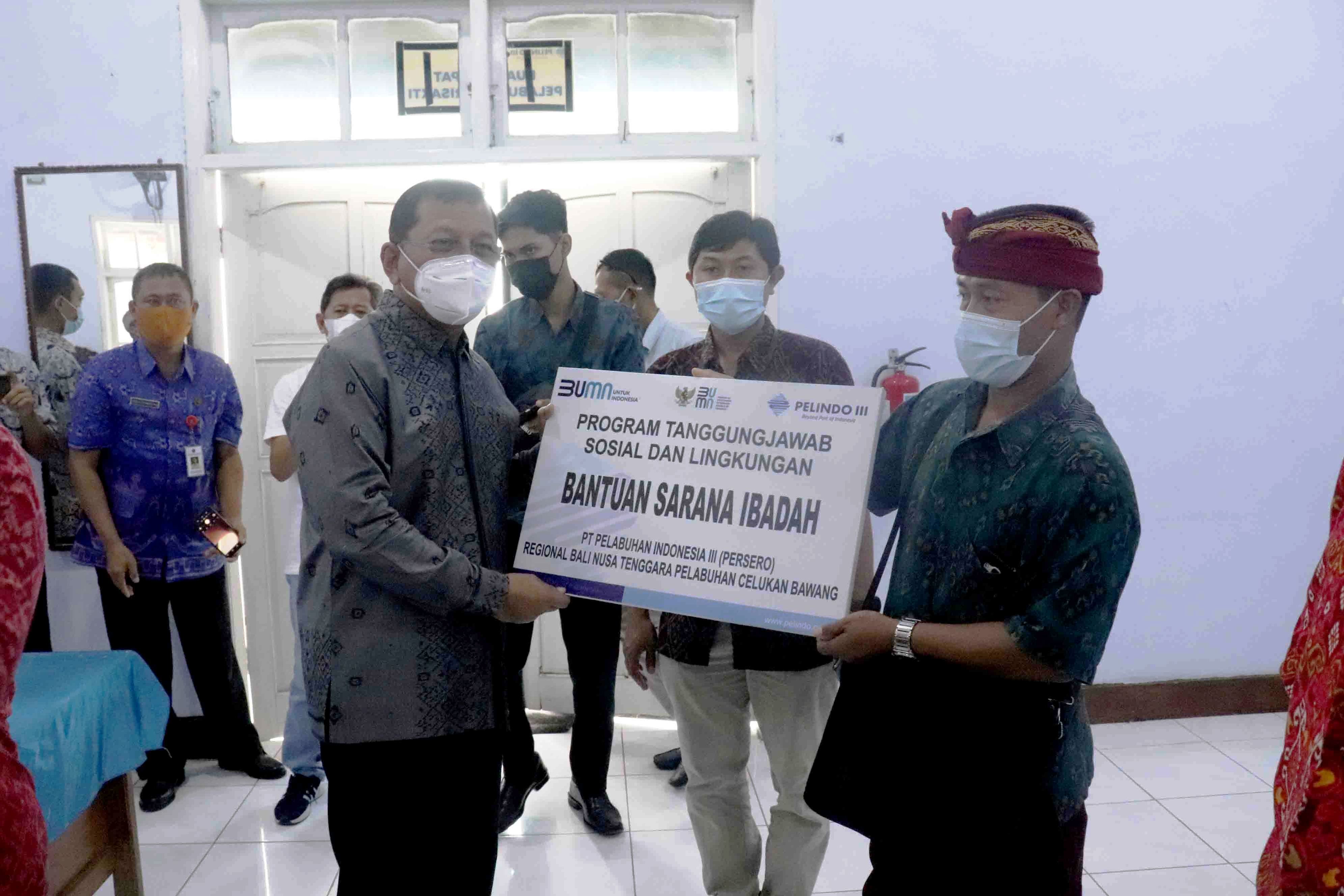 Penyerahan bantuan program Tanggung Jawab Sosial dan Lingkungan (TJSL) oleh PT Pelindo III (Persero) Regional Bali-Nusra Pelabuhan Celukan.