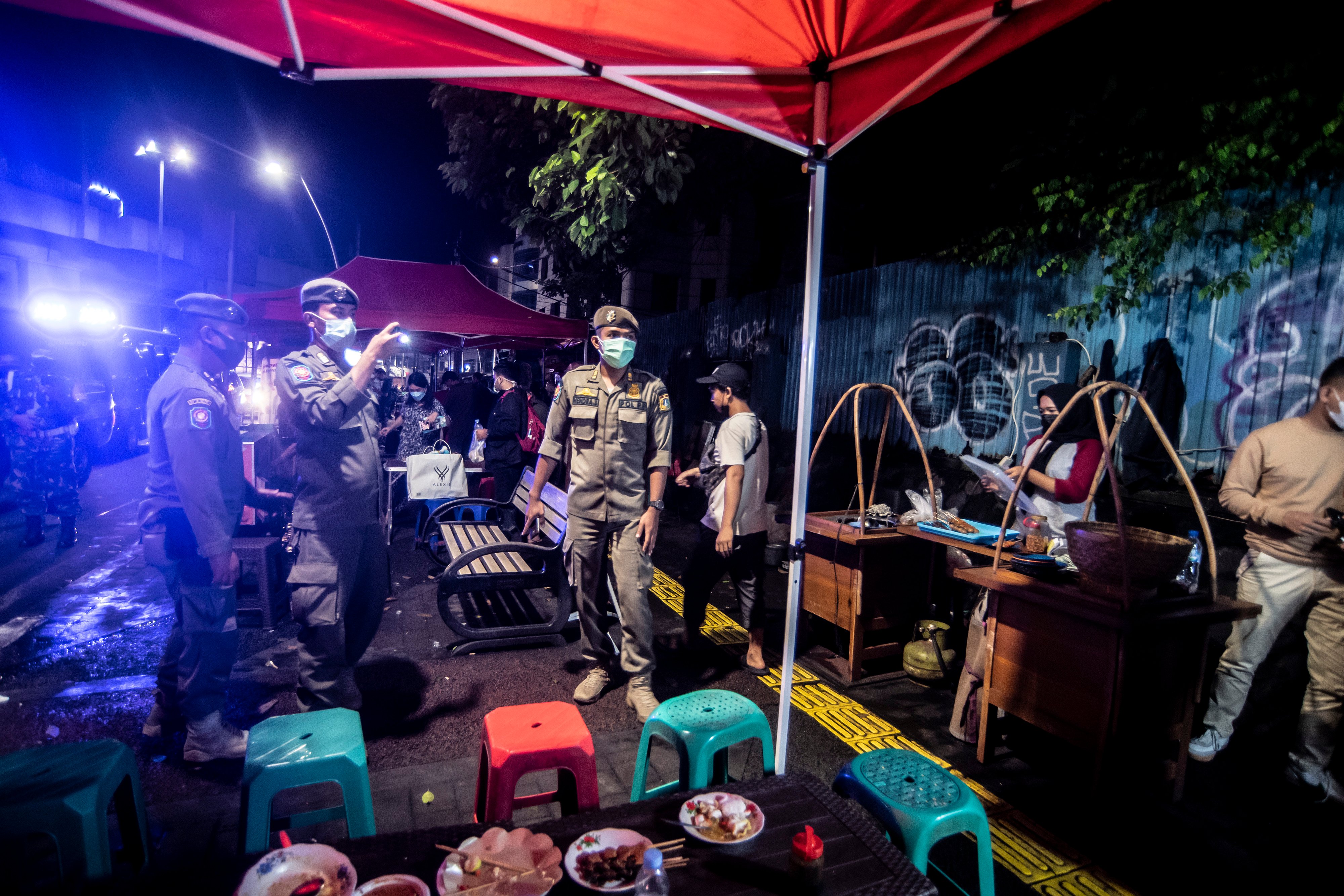 Satpol PP menertibkan PPKM Mikro