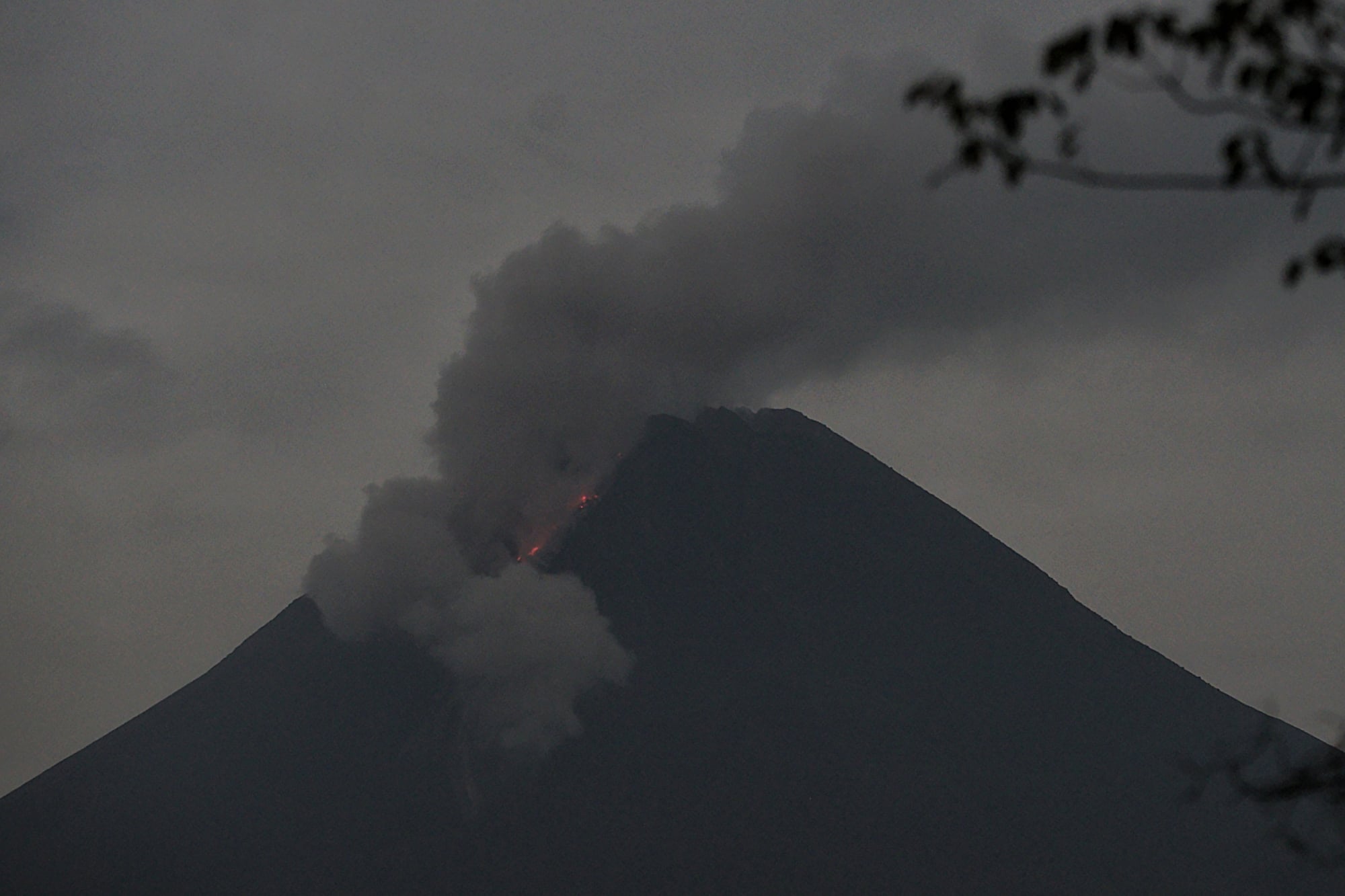 Gunung Merapi mengeluarkan awan panas guguran dipotret dari Turi, Sleman, D.I Yogyakarta, Selasa (25/5/2021).