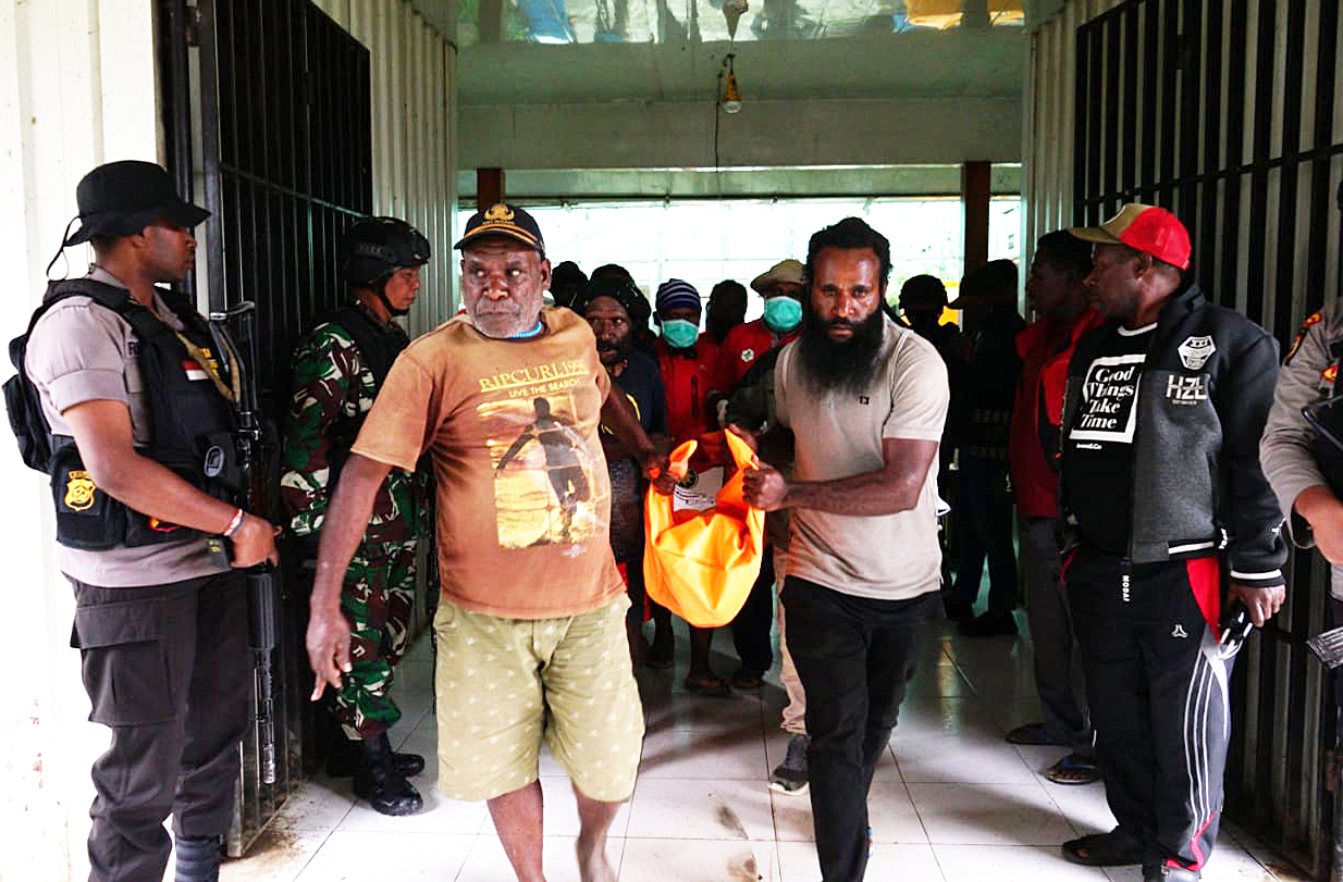 Jenazah Wanimbo yang diidentifi kasi sebagai anggota teroris Lekagak Talenggeng diserahkan oleh Satgas Gakkum Operasi Nemangkawi kepada kelu