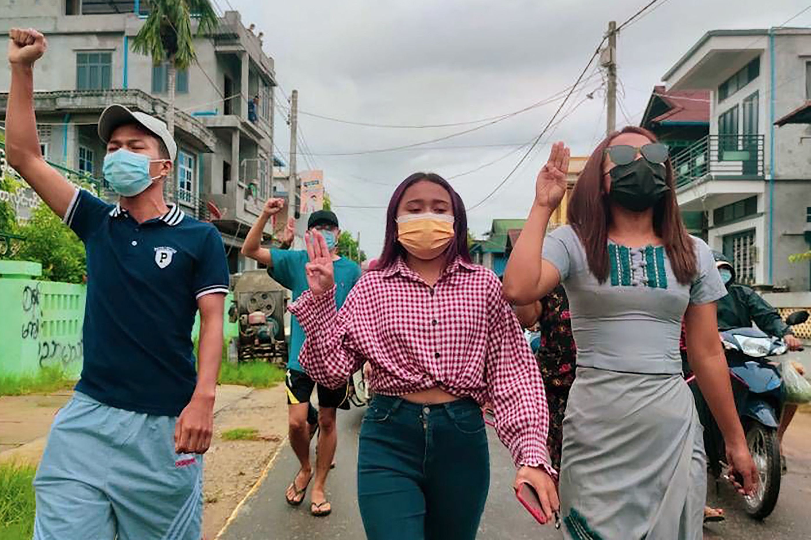 Kalangan muda terus melanjutkan aksi unjuk rasa menentang kudeta milter di Kota Dawei, Myanmar, Senin (7/6).