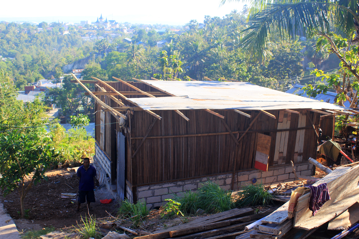 Korban Siklon Seroja di Kota Kupang, Nusa Tenggara Timur mulai membangun kembali rumah mereka yang roboh dengan bantuan dari dermawan.
