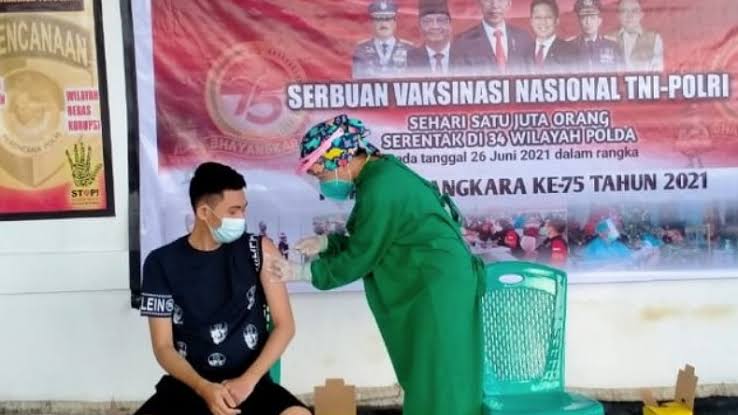 Vaksinasi oleh Polri